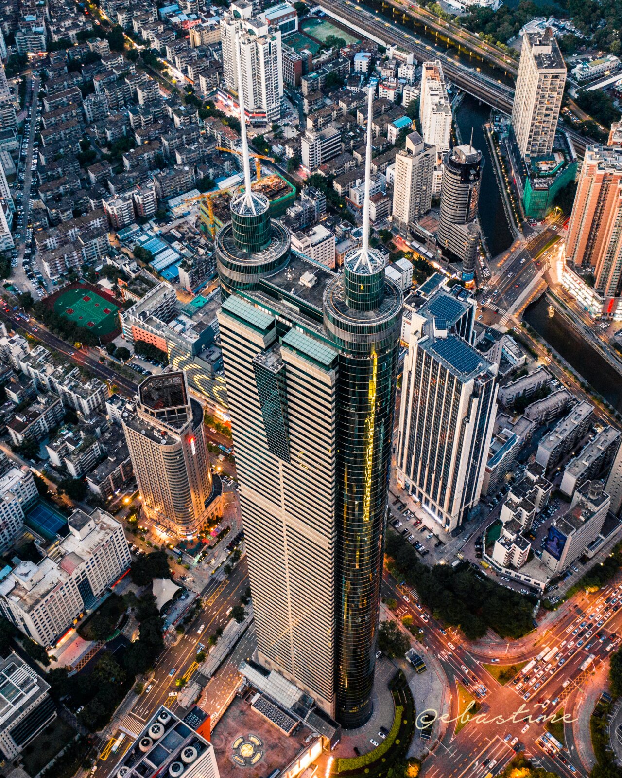 1:深圳地王大厦 曾多次在宣传中看到有关地王大厦的各种介绍,但真正第