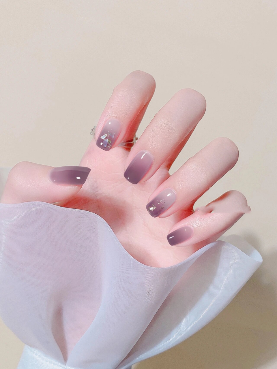 敲好看的紫色系渐变美甲