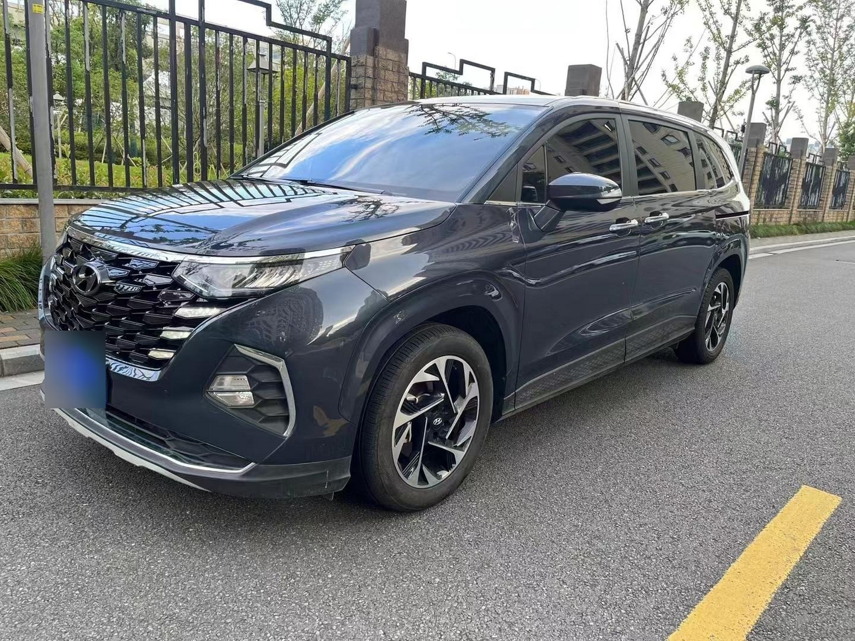 现代库斯途380t尊贵版7座商mpv,2.