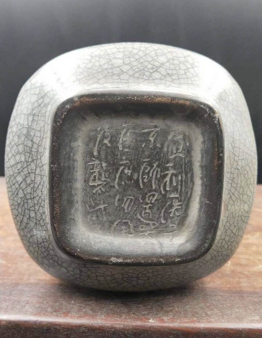 哥釉倭角四方瓶(尊) 《工艺/器型》单色釉瓶 《尺寸/规格》高17.