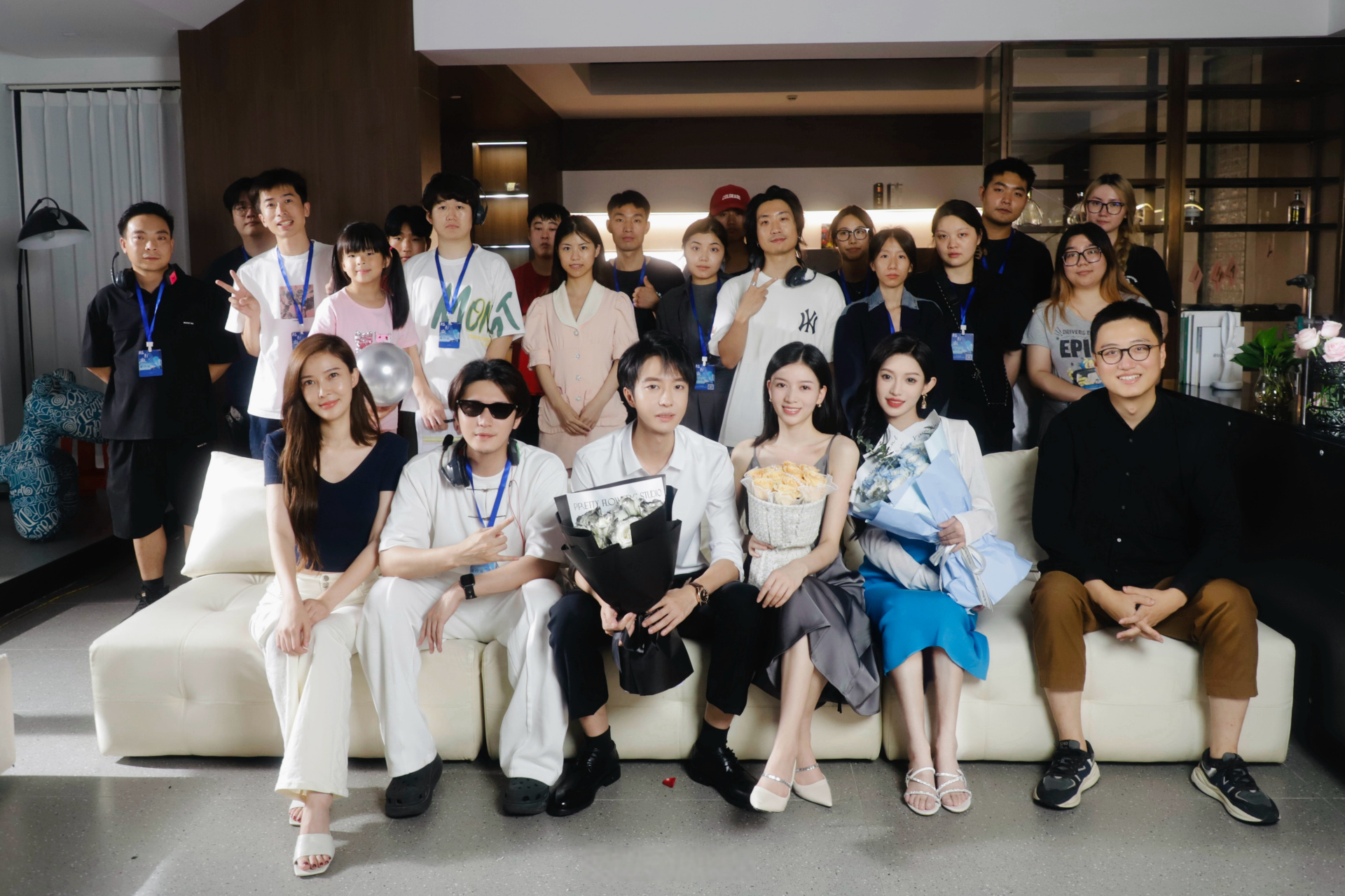 这次汇聚了可爱优秀的演员,还有从未缺席我导演生涯的磊宝.