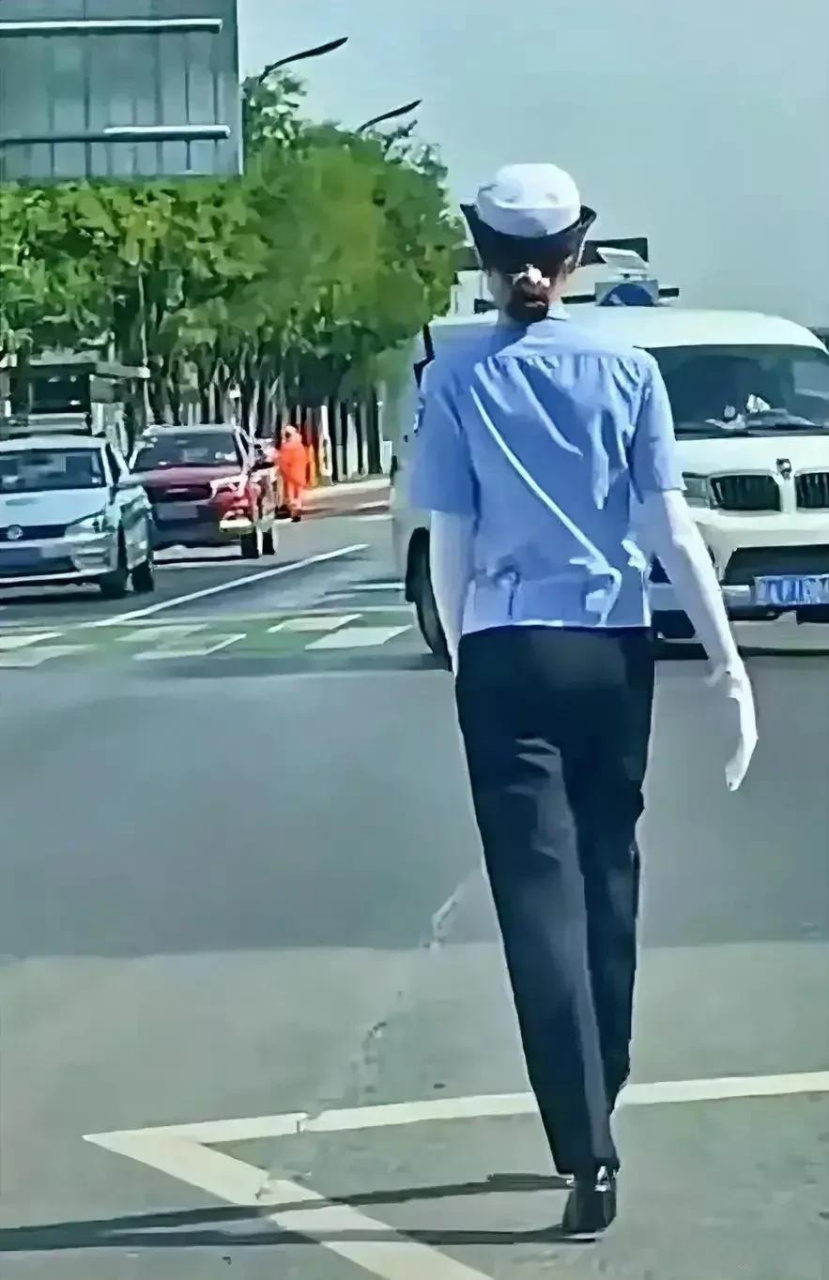 在烈日下执勤的女警被骂"招蜂引蝶",穿着高跟鞋,带着防晒袖被骂"作秀"