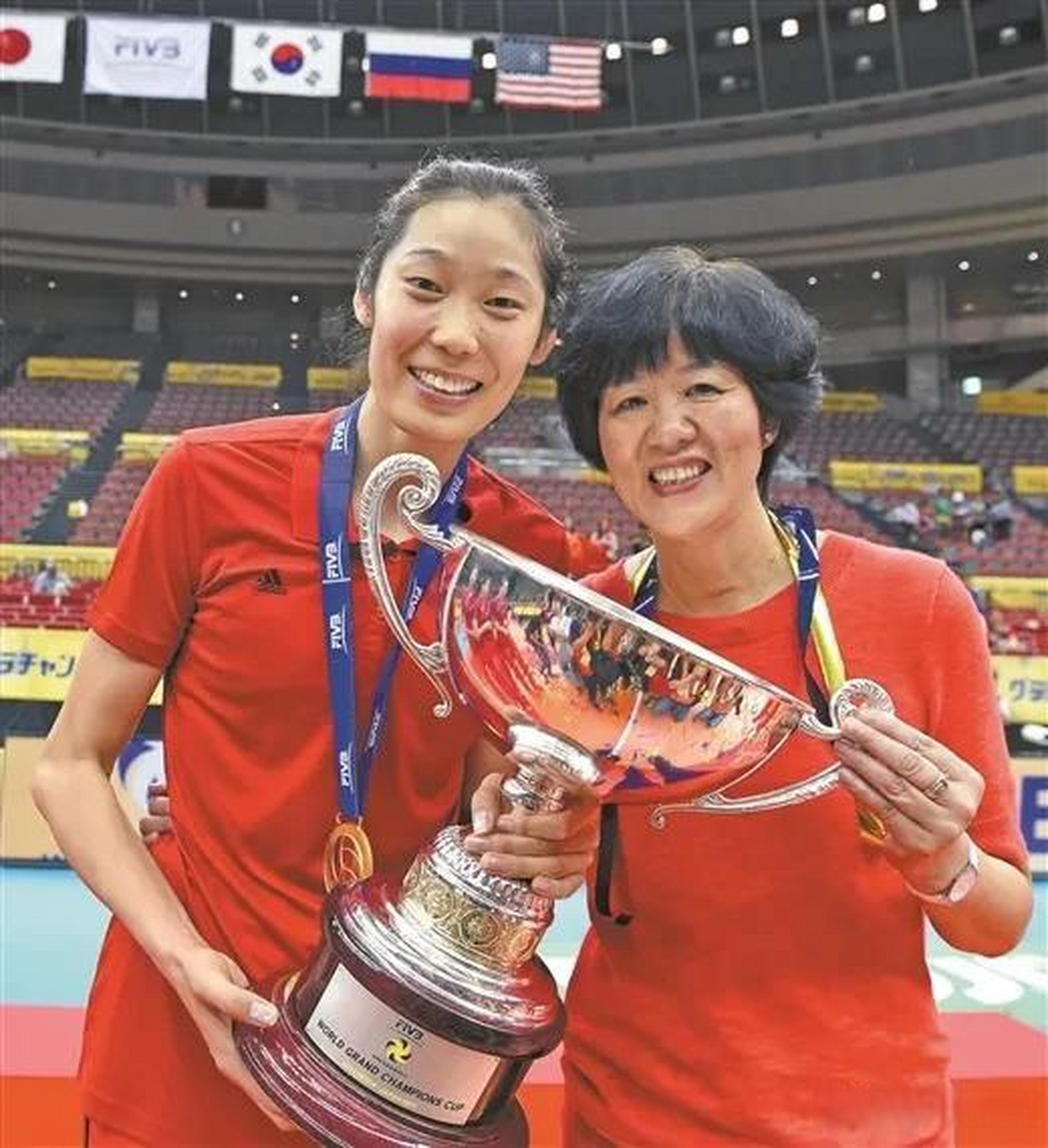 郎平和朱婷隔空飞吻  昨天巴黎奥运会女排小组赛中国女排战胜美国女排