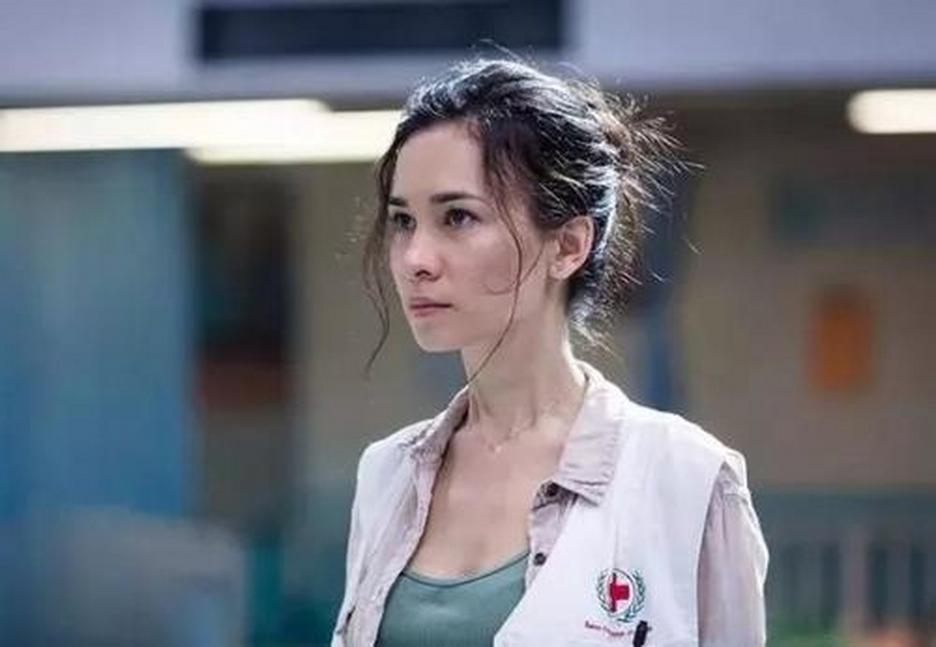 2016年,《战狼2》准备开拍,吴京打电话给卢靖姗饰演女主角,卢靖姗连