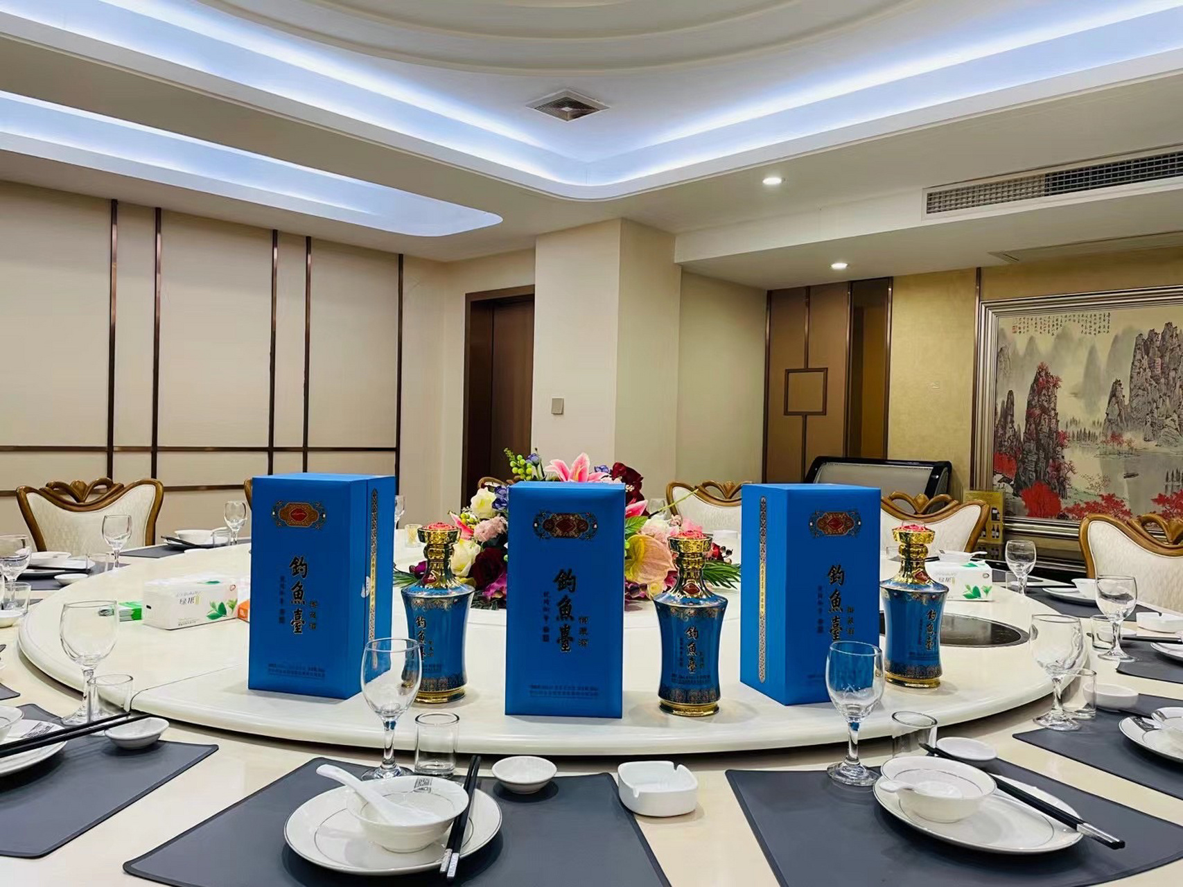 钓鱼台61 御藏酒 鎏金纹景泰蓝烧花 典雅外观内涵品质 唯一一款具有