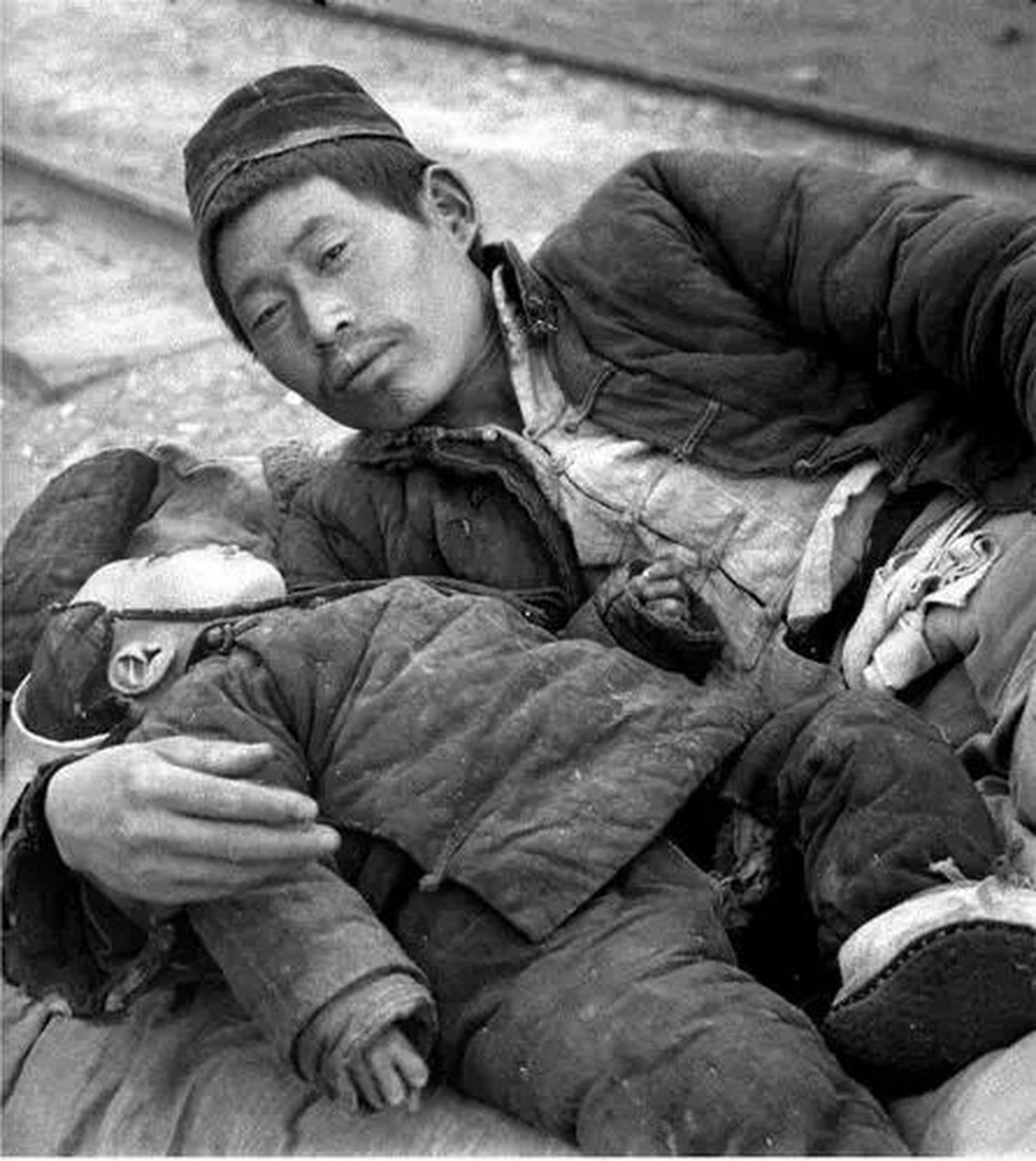 1942年,河南遭受百年不遇的旱灾,田里颗粒无收,三千万人被逼上绝伦哌