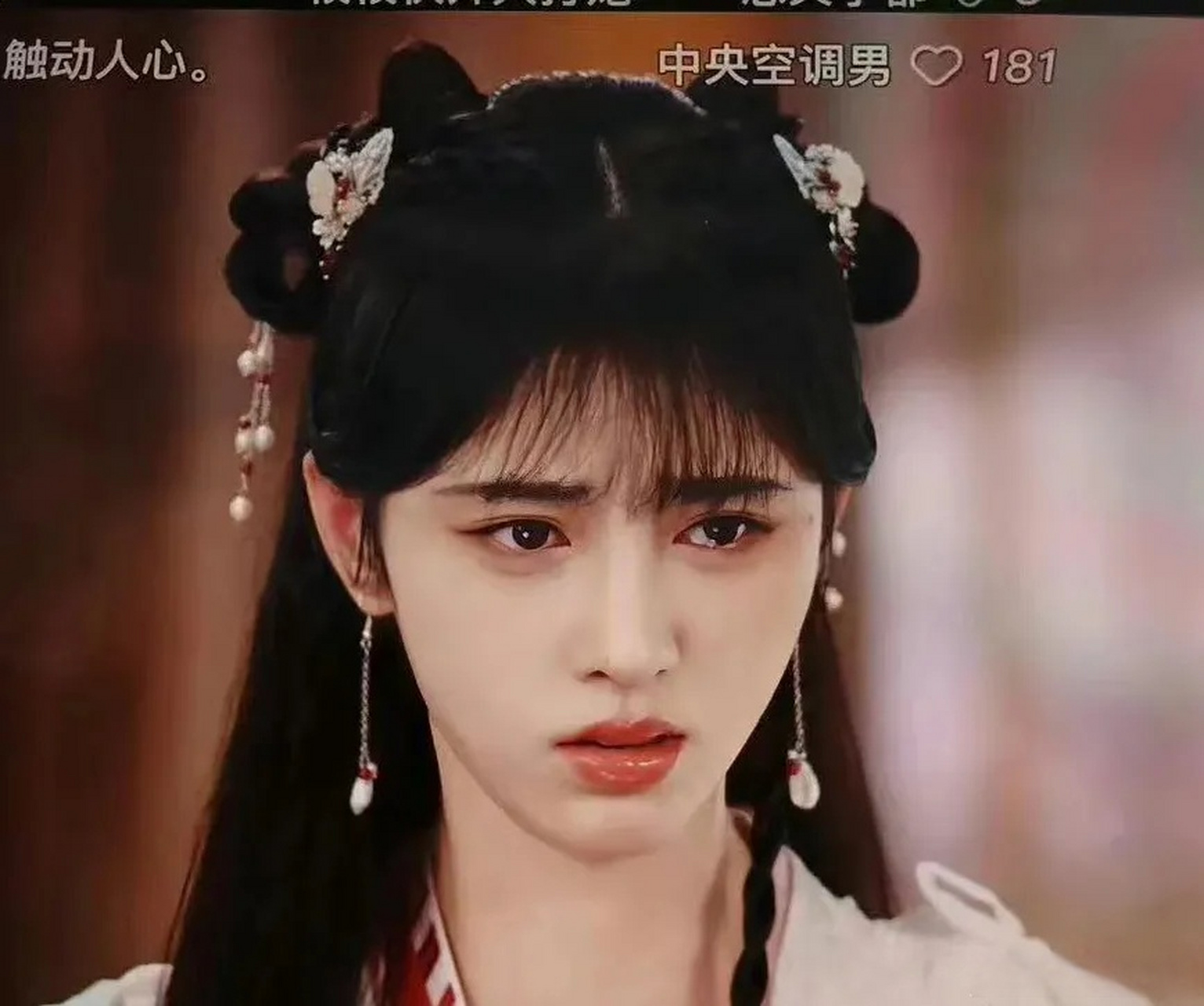 白鹿vs鞠婧祎古装齐刘海造型,这个造型真的太难驾驭了,感觉两个人的