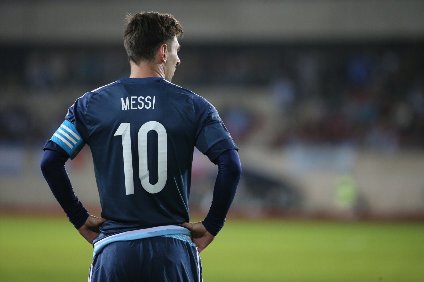 梅西身披阿根廷10号球衣已有15载 经历苦难与欢笑,承受苦难和荣耀 蓝