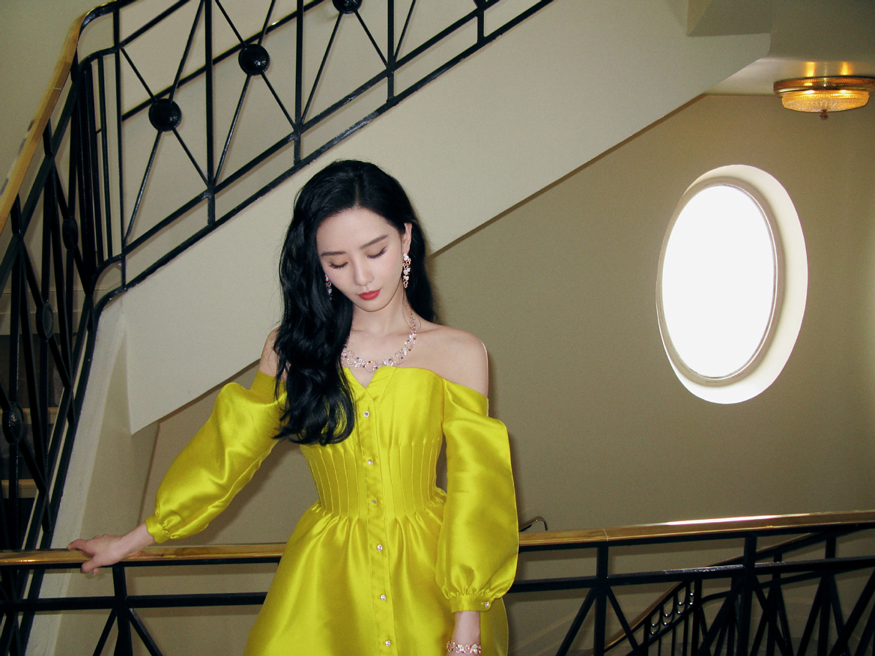 刘诗诗蛋黄长裙,优雅迷人