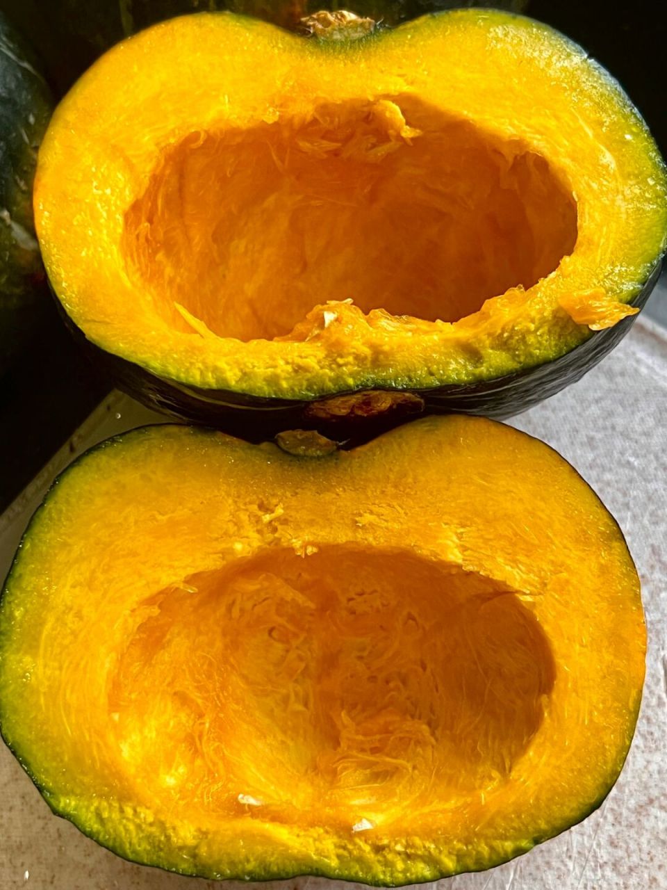 妈妈教的方法:蒸出板栗沙沙口感的贝贝南瓜 首先就是要买到真贝贝南瓜