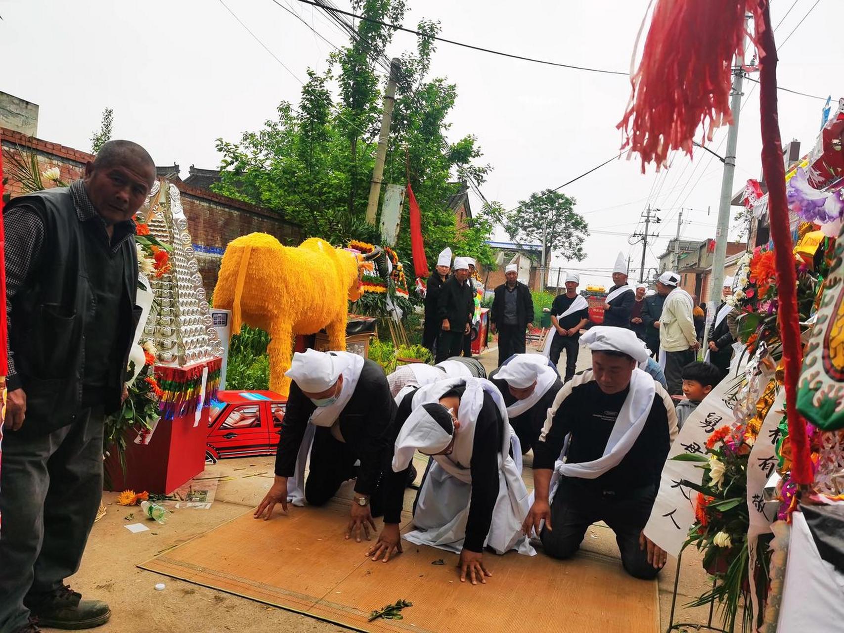 河南农村白事上的祭拜仪式,看看这环境和你们家乡的风俗一样吗?
