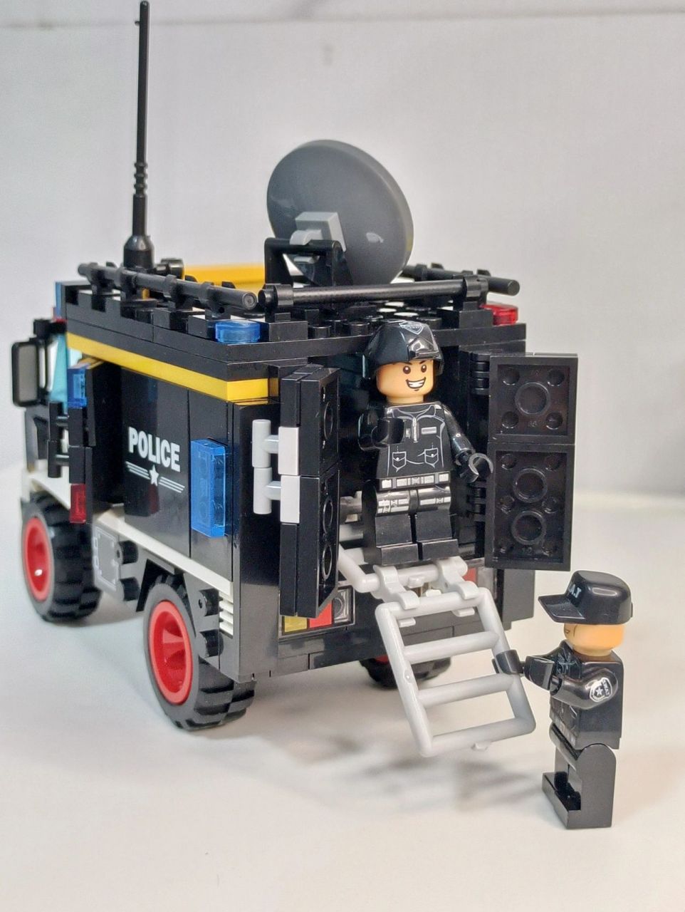 一辆装甲车,两个人仔,这款特警积木太帅了 虽然颗粒数不过500,但是