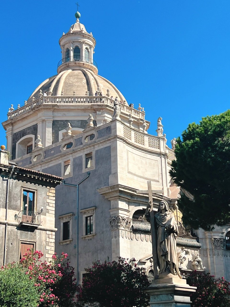 卡塔尼亚是意大利南部西西里的第二大城市,也是卡塔尼亚省的首府