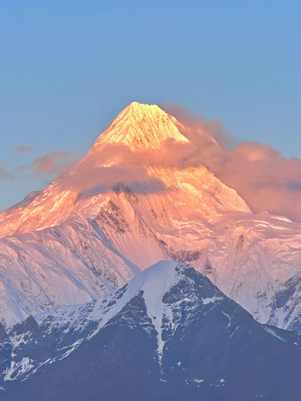 雪山之旅"看过日照金山,把好运分你一半 笼罩四野的雪山群落