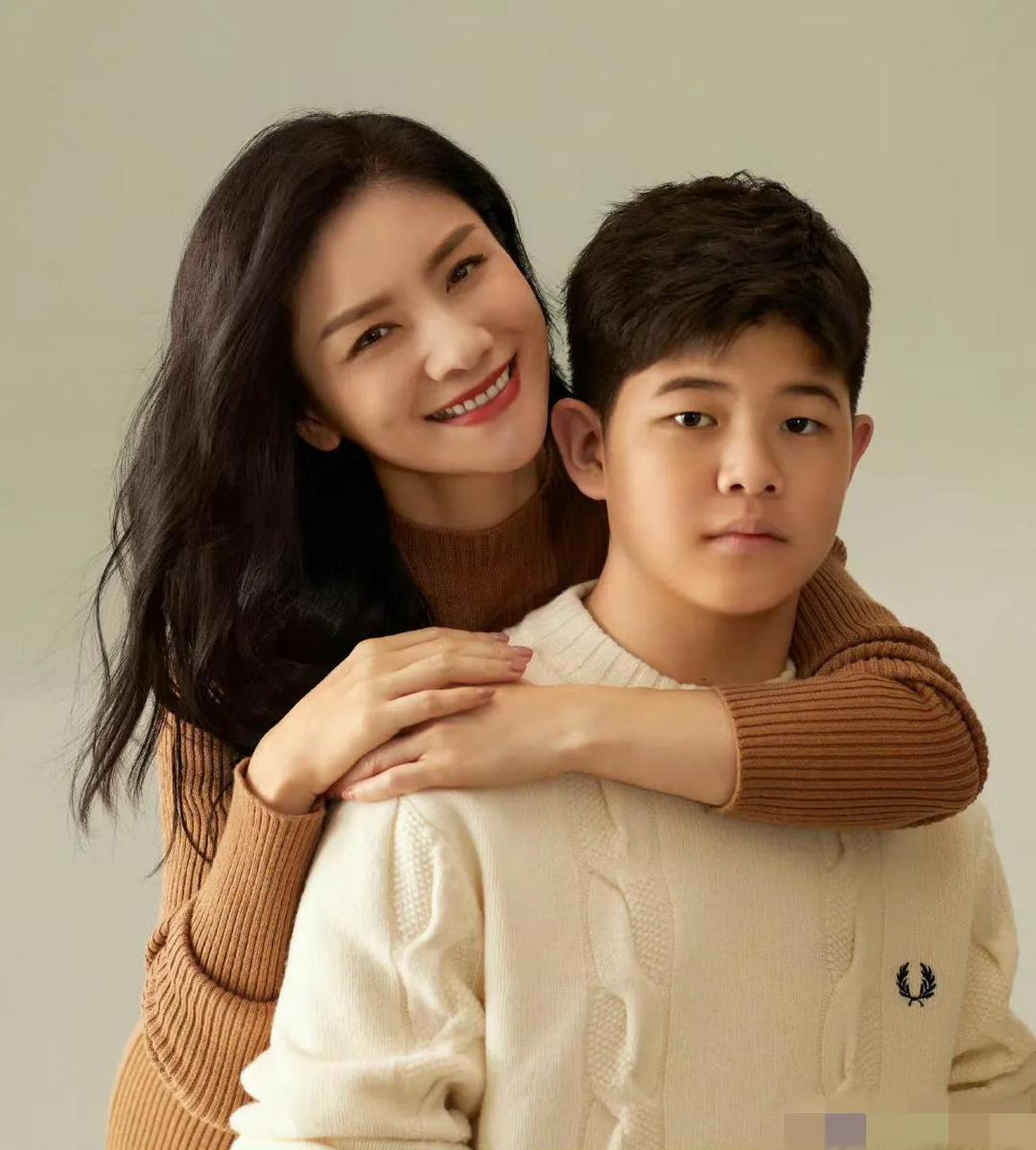 胡可和沙溢的儿子安吉已经长这么大了,东北宋仲基真的名不虚转,长大了