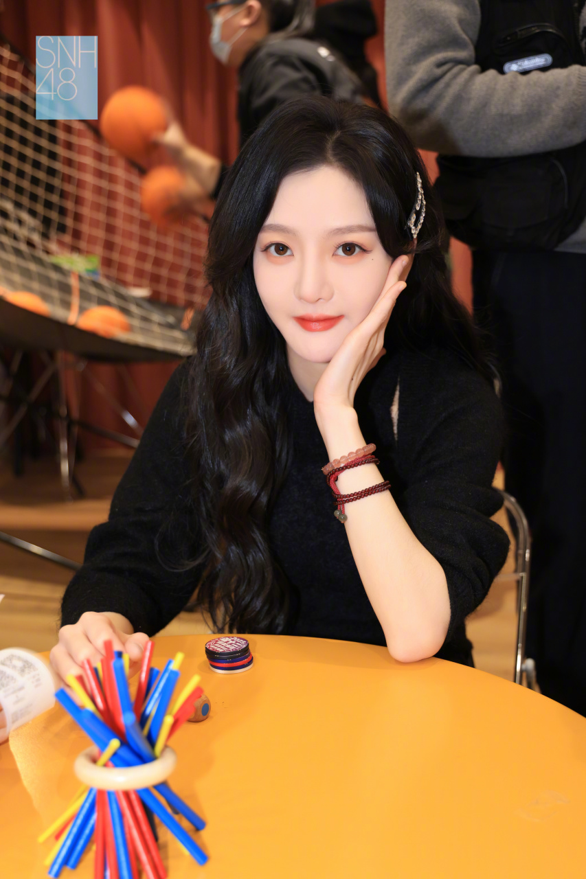 恭喜刘洁夺得今日全场游戏mvp05 snh48-刘闲 snh48-青钰雯  snh48