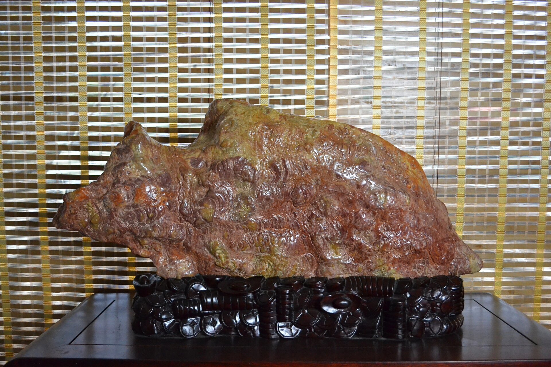 灵璧石,玉质金钱石发财猪 今天在尚石堂灵璧石精品馆看到一块灵璧石