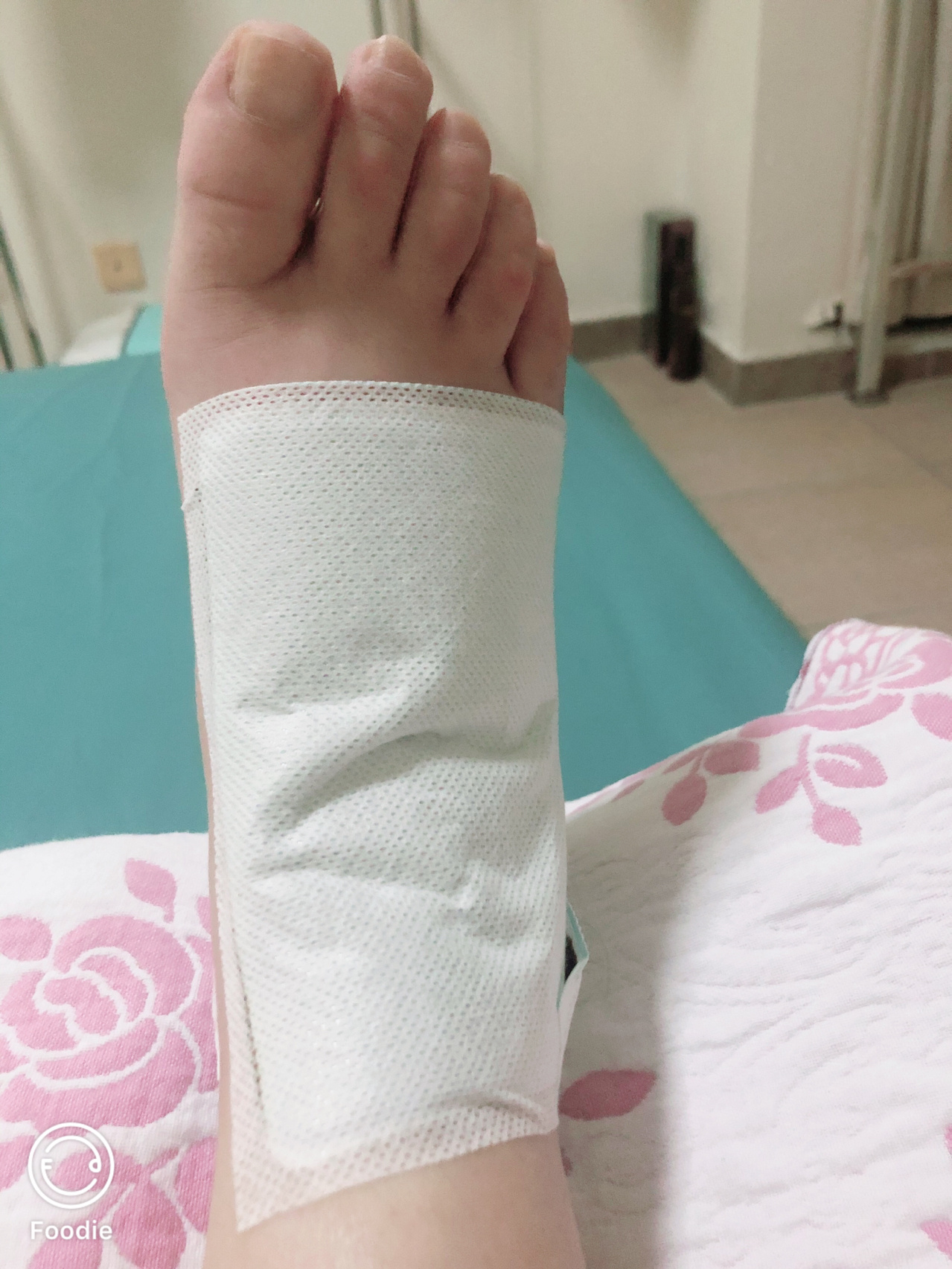 泡了个温水脚,贴上消肿止痛膏药,垫高脚睡觉.