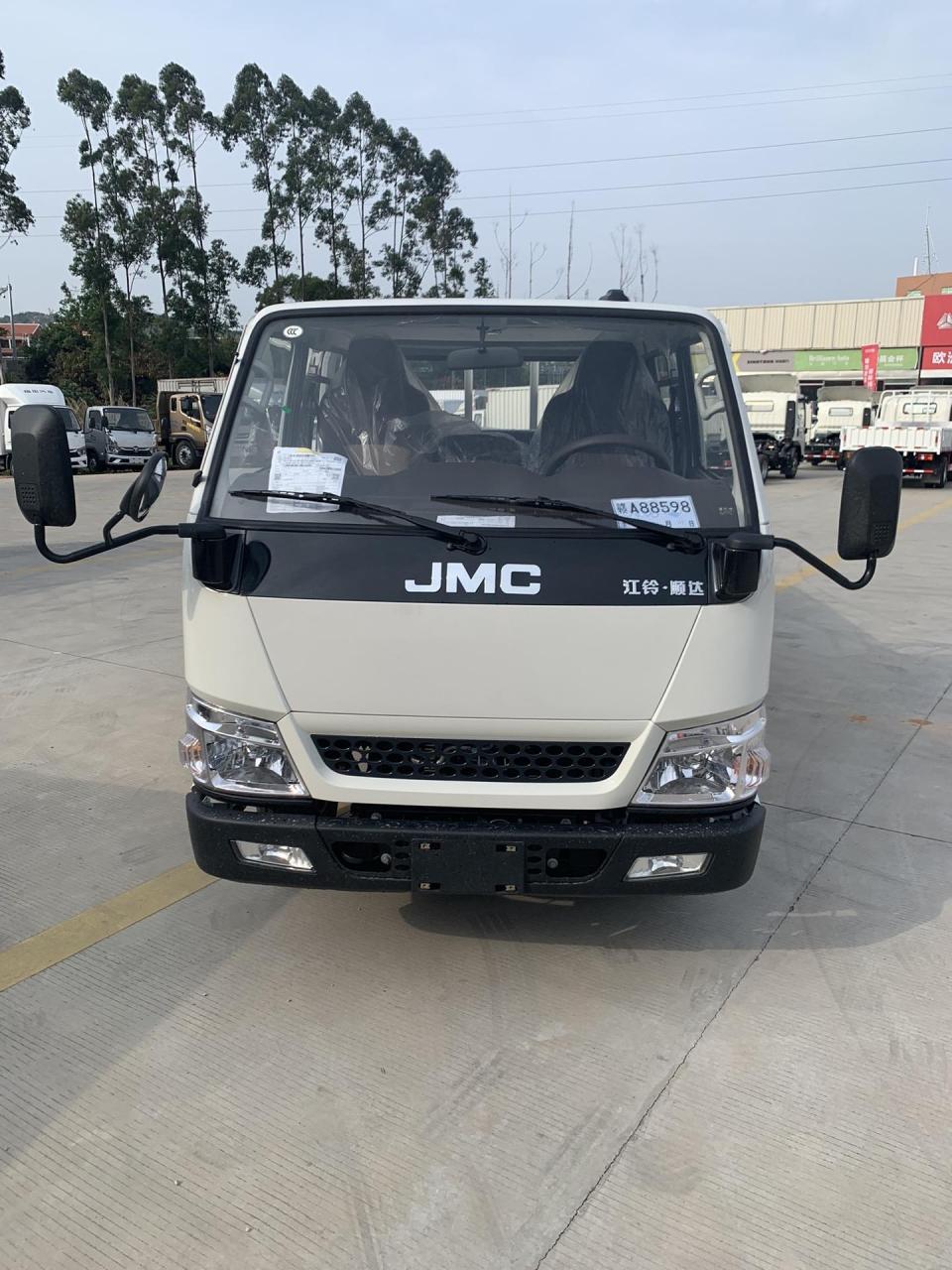 江铃双排栏板品质轻卡 动力搭载五十铃493发动机,匹配德国格特拉克