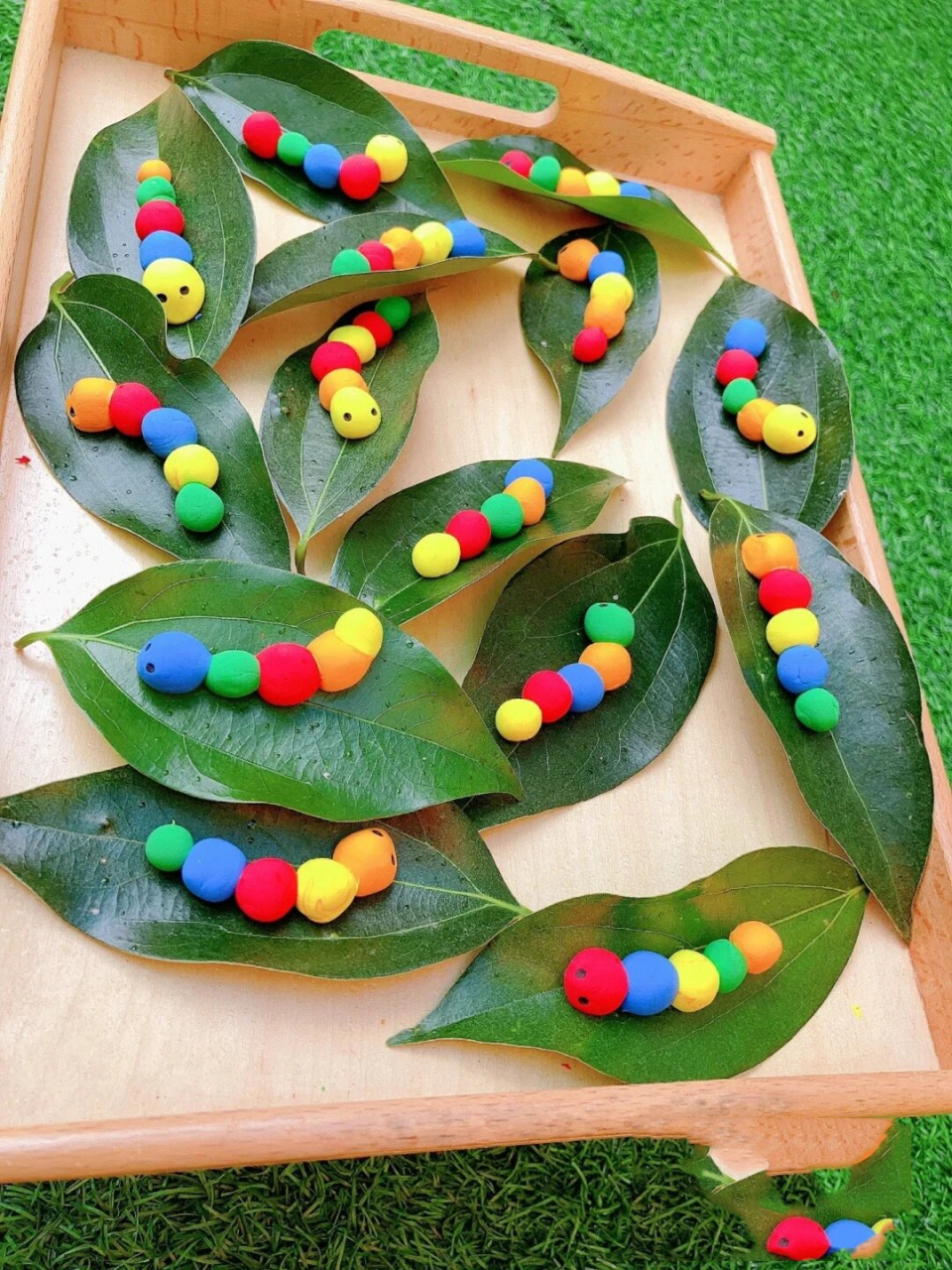 儿童创意手工《树叶上的毛毛虫》 超简单的托班宝宝小手工《树叶上的
