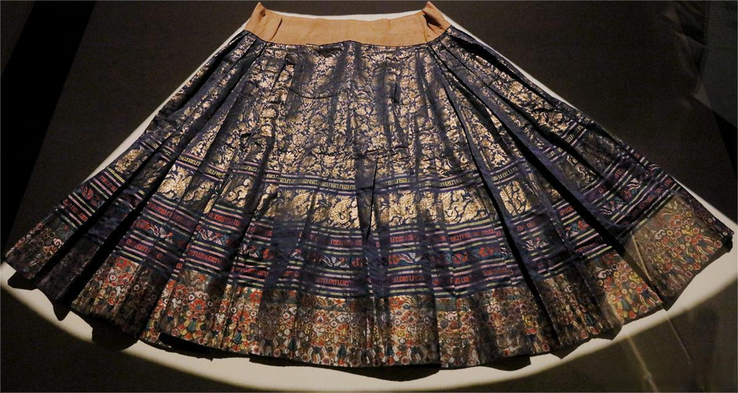 【#这条马面裙是明代传世标杆#[爱慕]】蓝色缠枝四季花织金妆花缎裙