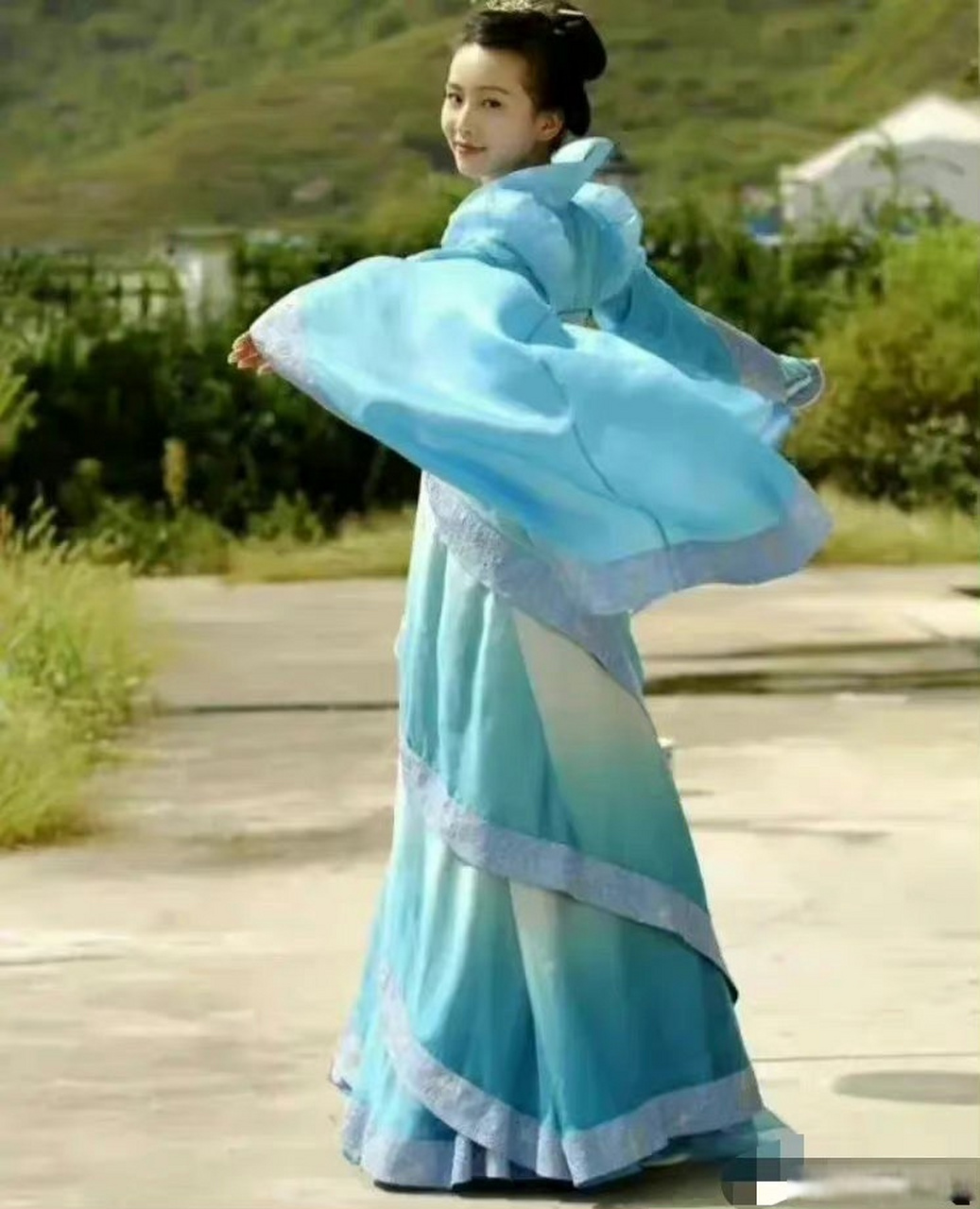 看过解析说千年前的浅蓝色的是母后给龙阳的媳妇儿做的,龙葵喜欢,龙阳