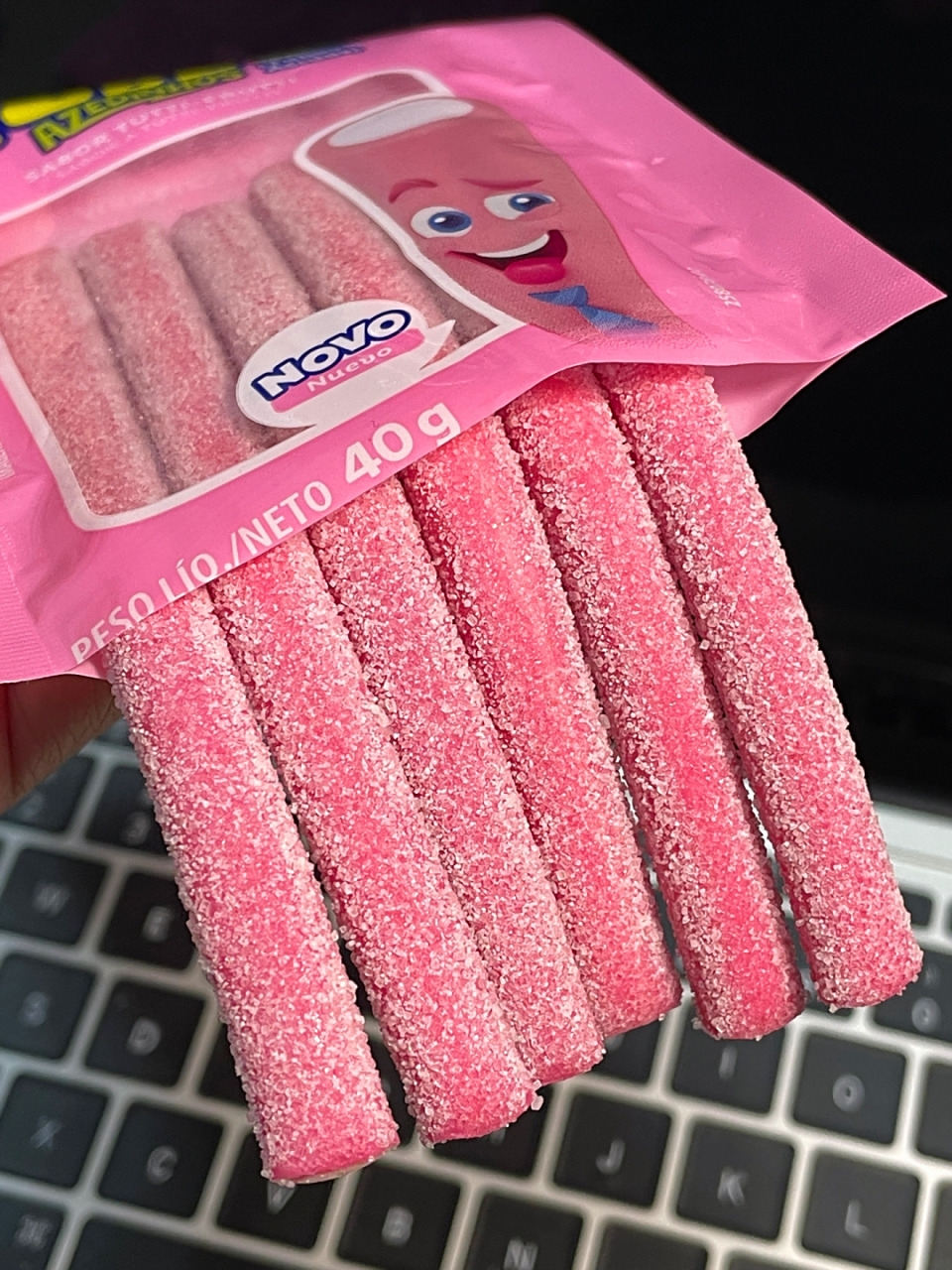 草莓味91酸软糖吼吼吃! 外面裹满了好多酸砂! 酸酸甜甜的!