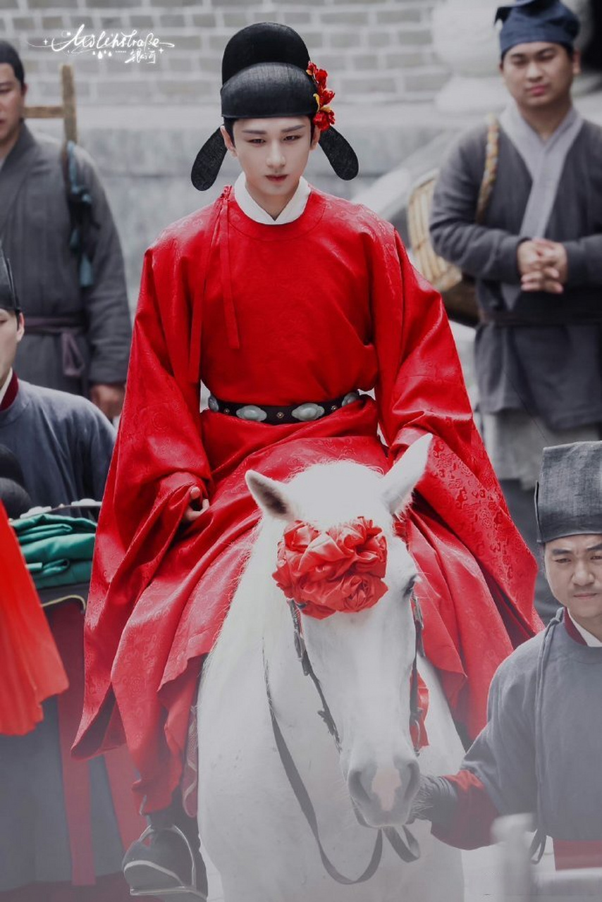 成毅英雄志状元郎游街路透#成毅英雄志状元郎游街路透# ,头戴小红花的