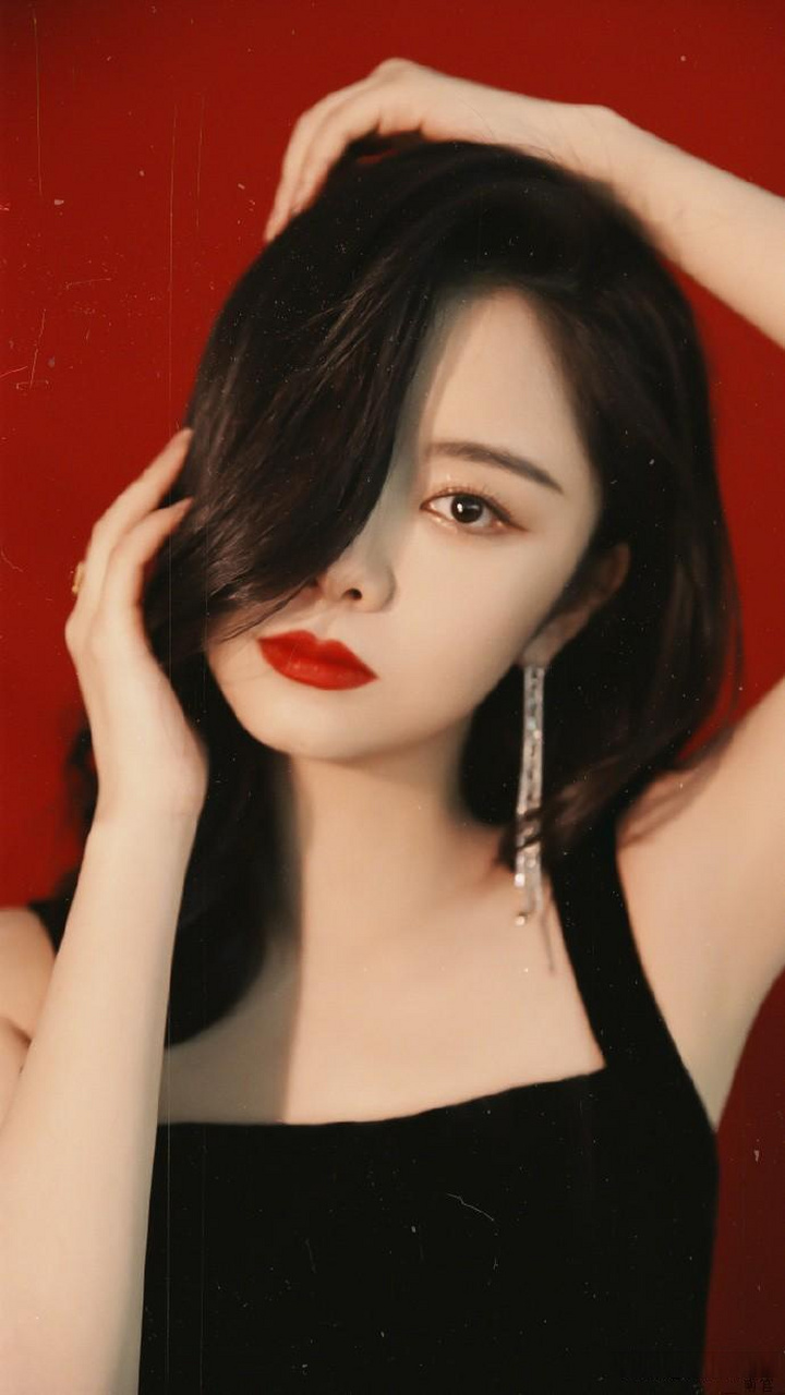 谭松韵|烈焰红唇,包子脸女生也能又美又飒,她做了很好的示范.娱乐