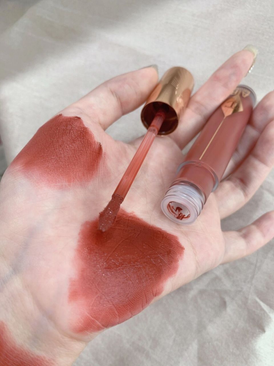 ct这个新品唇釉可浓可淡01爱了 经典色号变身成了铁锈感的山楂红棕