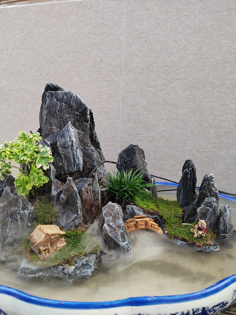 我用斧劈石制作的山水盆景 斧劈石是一种制作山水盆景的珍贵石材,具有