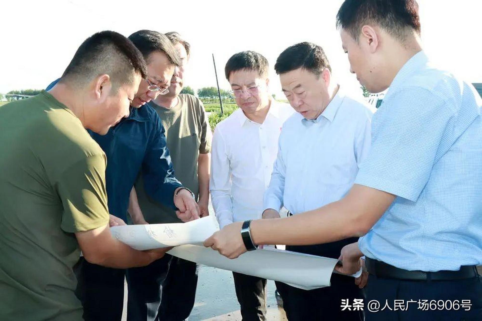 3日,长春市市长王子联到榆树实地察看水位和流量,堤防除险加固等情况.