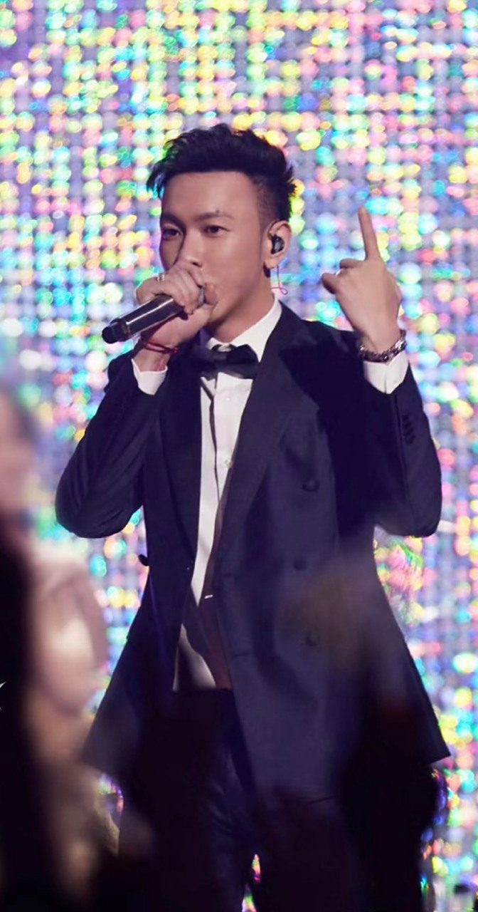 顽童mj116小春发布节目西装照!  #中国说唱巅峰对决# #顽童mj116