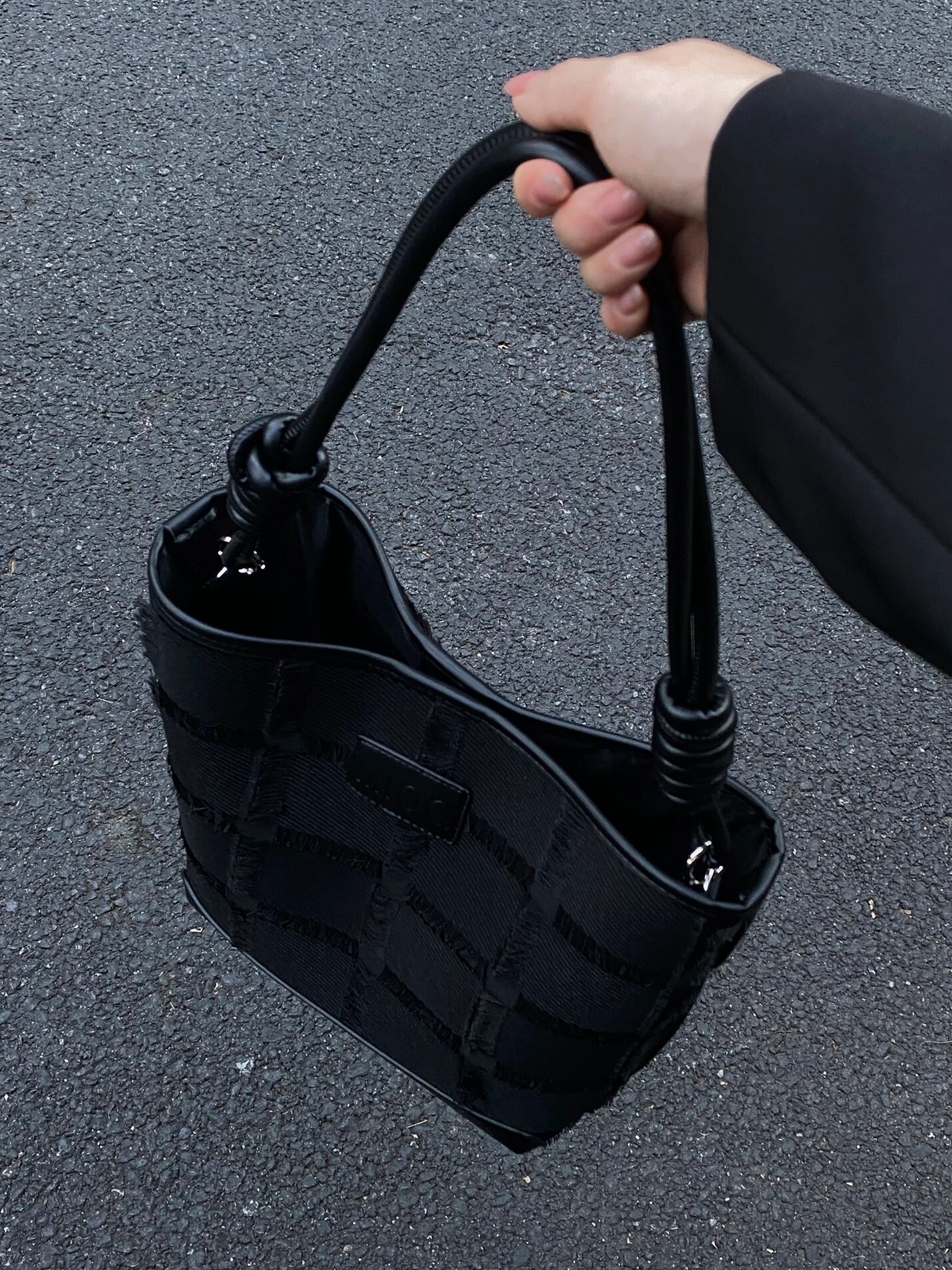 80几的黑色流苏水桶包 质感很好 低调又显高级