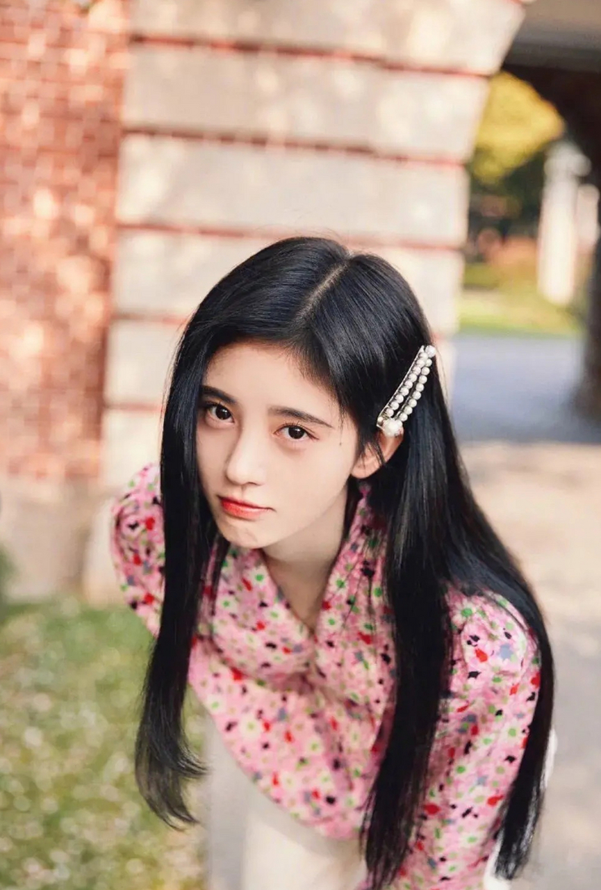 你以为鞠婧祎的发际线是常规发际线?错!它是魔法发际线!