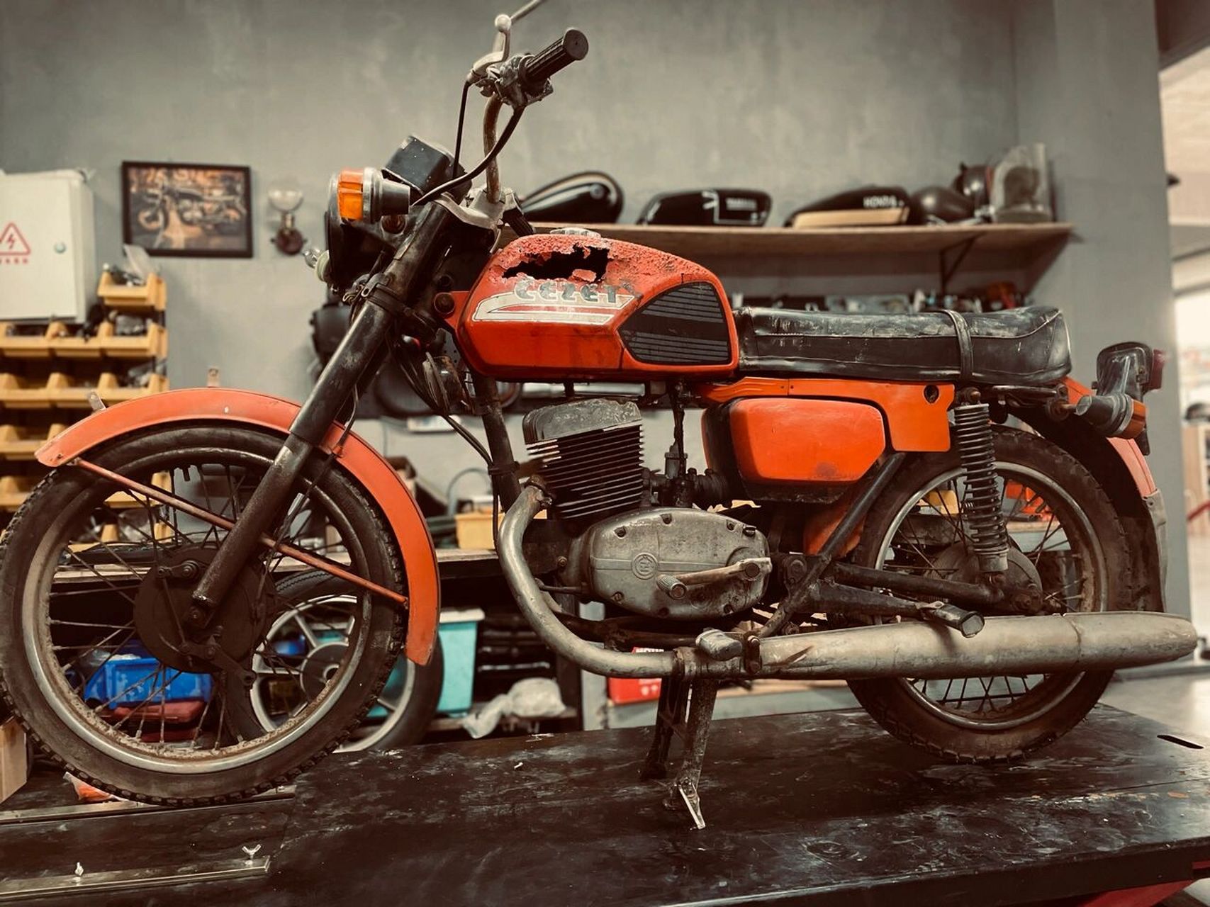 出土考古"摩托车" 出土级: 1984年捷克斯洛伐克175 距今将近40年,满满