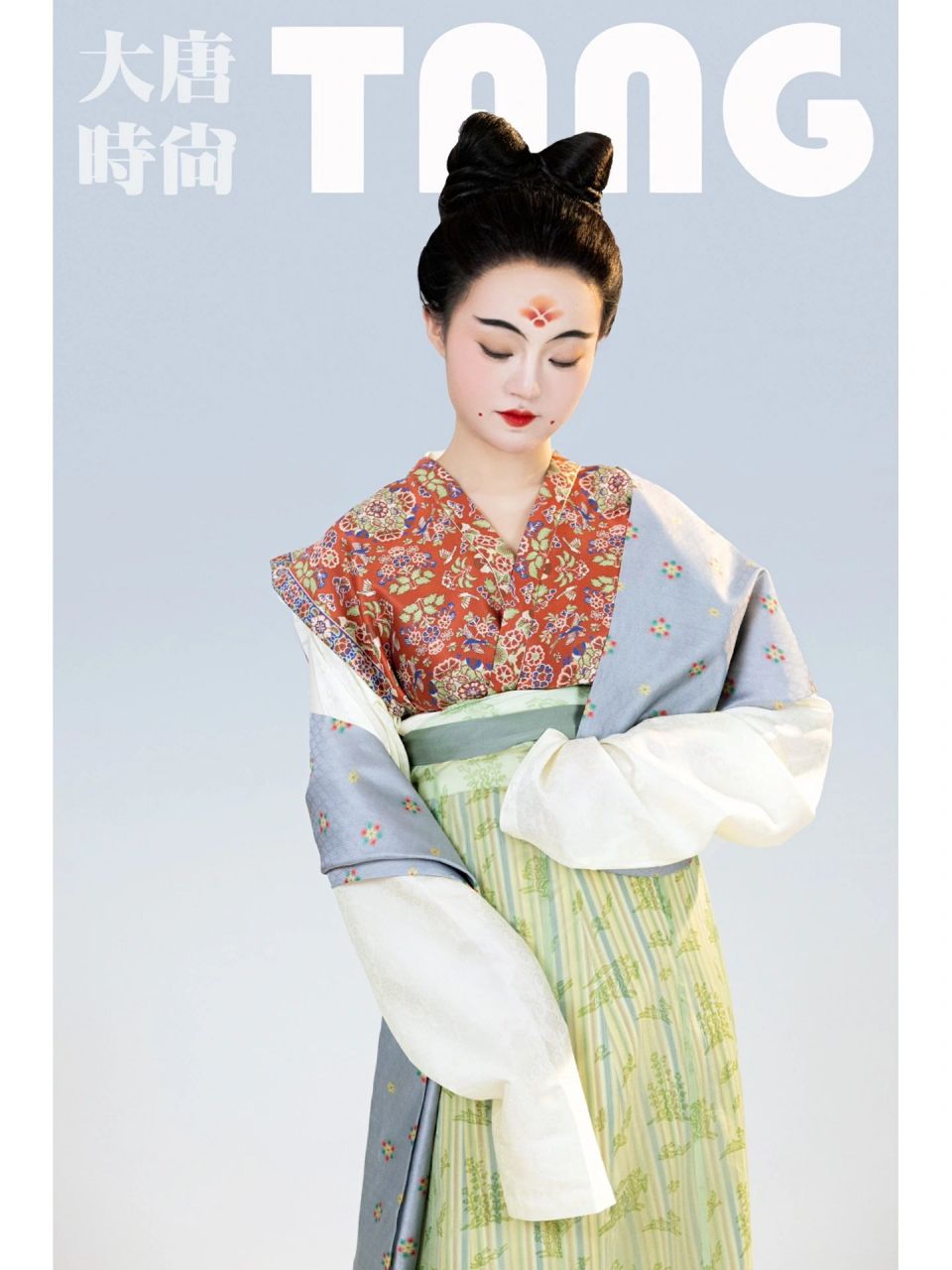 比较特别的是这次的裙装由内外两