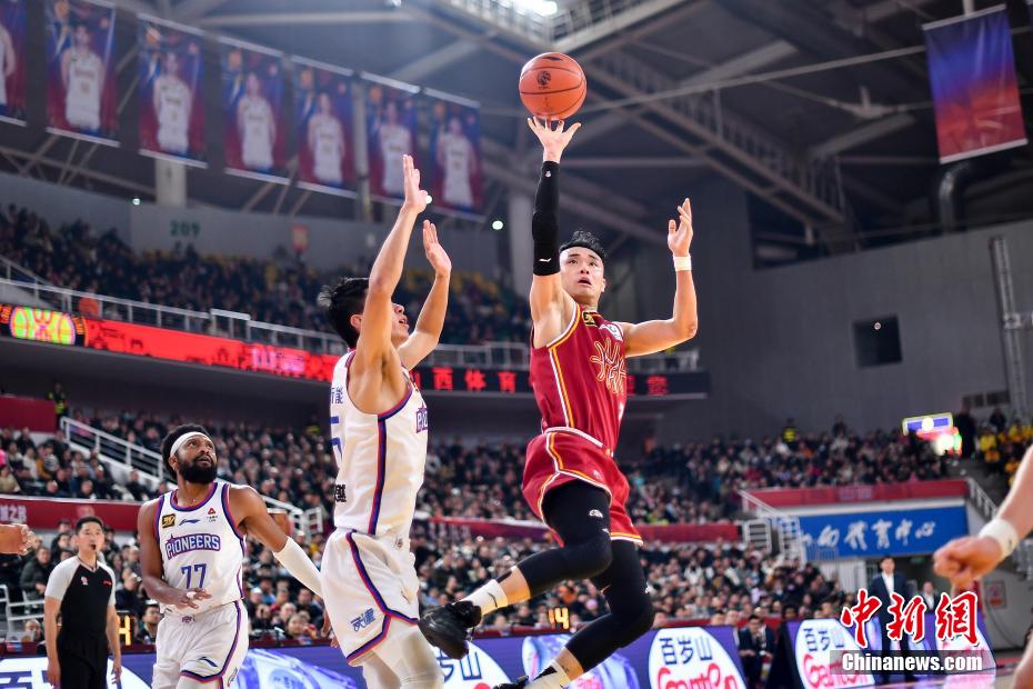 新一轮篮球比赛激战,球员们拼尽全力 新一轮篮球比赛激战,球员们拼尽全力