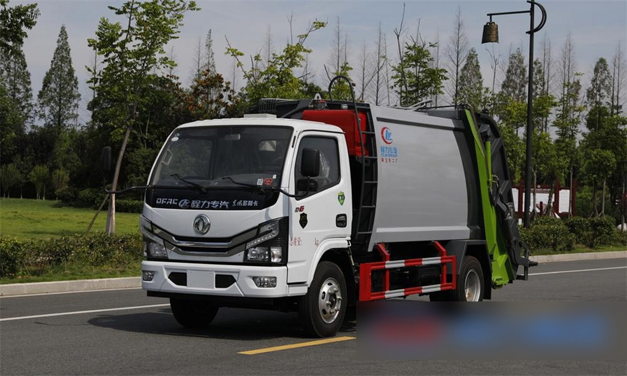 重庆压缩式对接垃圾车厂家点击头像联系我们压缩垃圾车可以大幅度减少