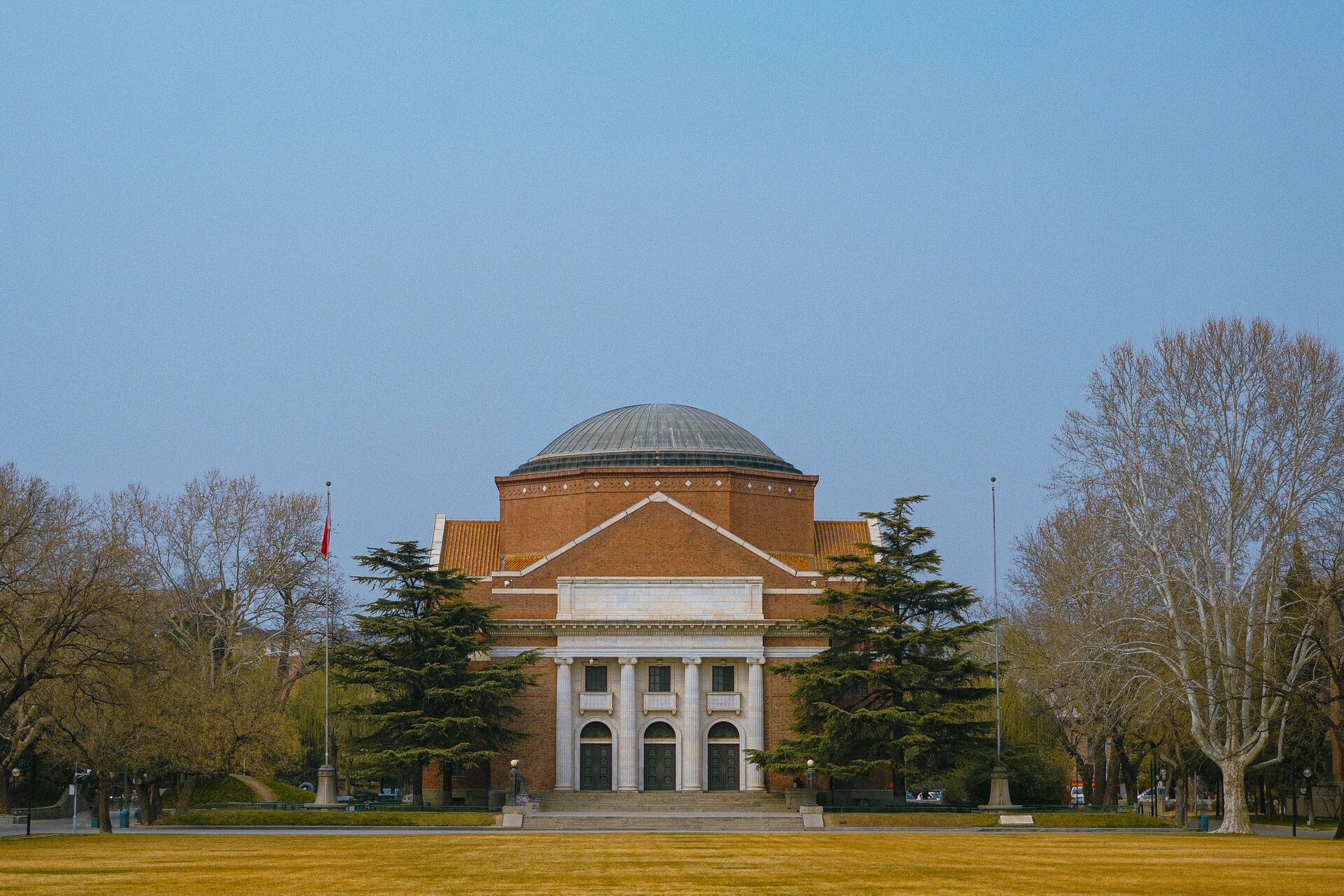 清华大学的校门～多白  清华的门真白从大门中轴线往北就是日冕和大