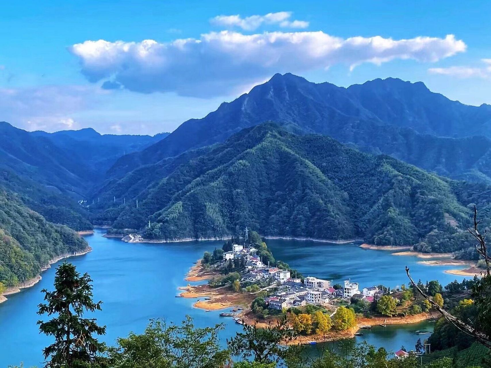太平湖曙光村的故事… 从空中俯瞰,曙光半岛像一把精美的开湖钥匙,也