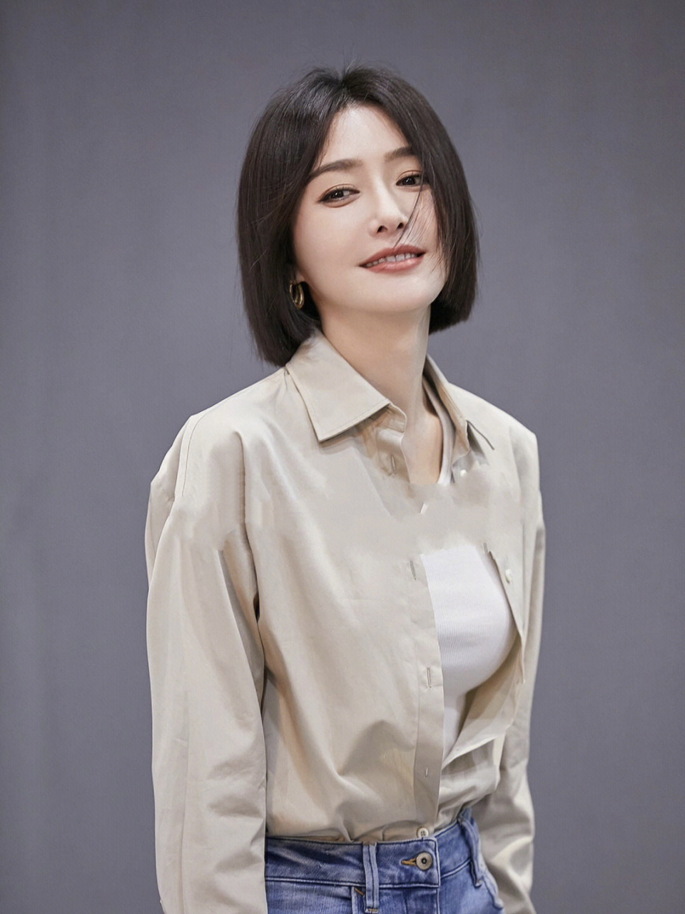 女神秦岚剪一刀切短发后,更加迷人 秦岚最近在节目中的一款短发造型