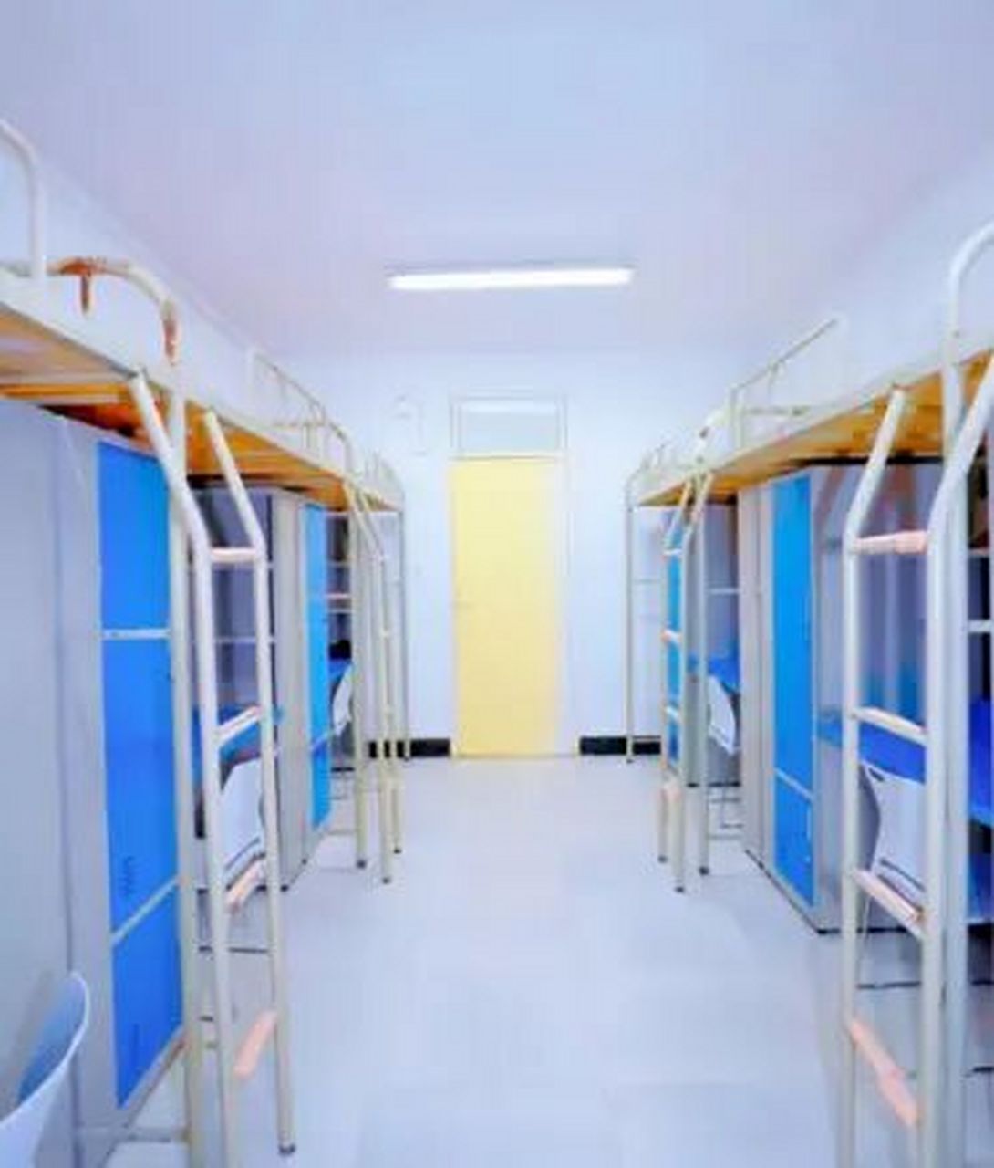 1,延安大学西安创新学院宿舍条件  六人间,上床下桌,独立衣柜;配有