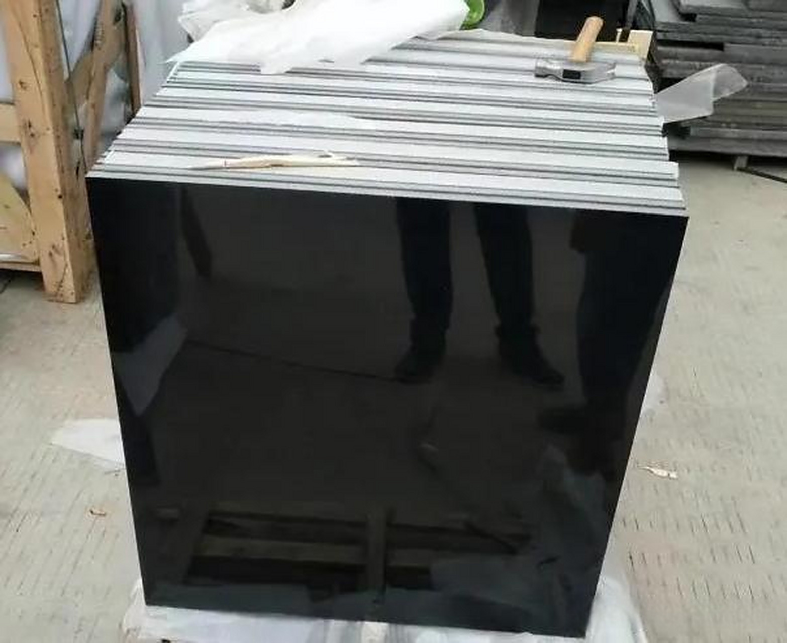 它产自于蒙古国的矿山,因此被称为蒙古黑石材.