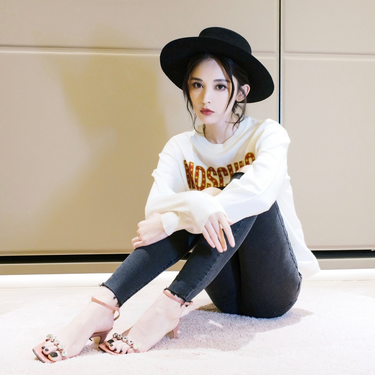 古力娜扎的一组美腿图集