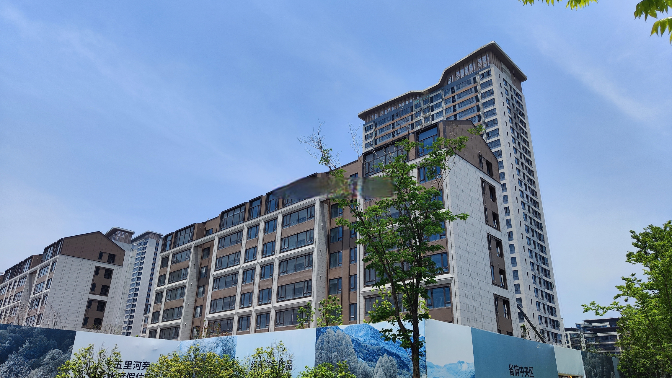 包河经开区(省府北)融创滨湖湾最新进度实拍,斜坡顶的洋房和大帽檐的