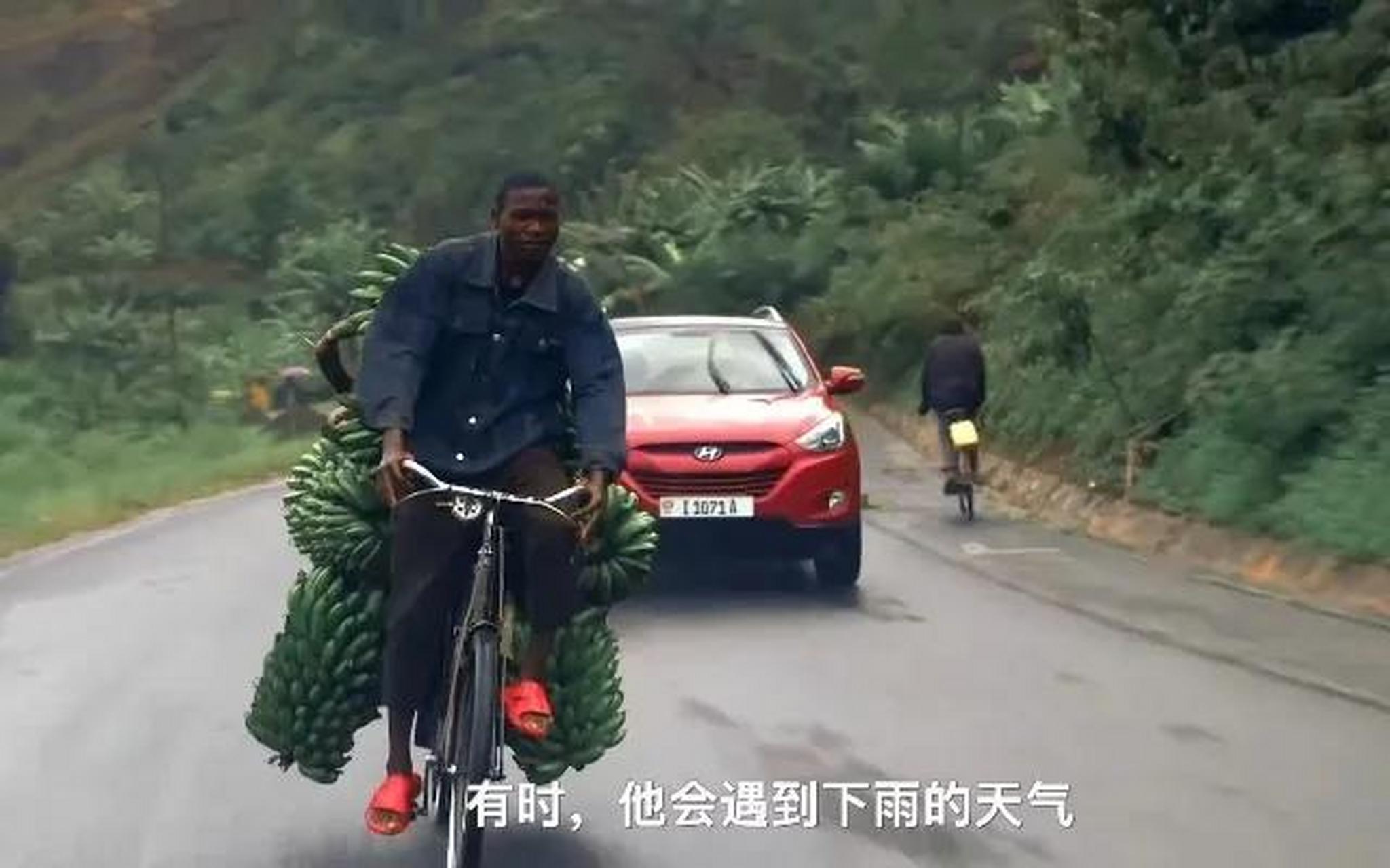 抖音最近火了一个"奥德彪", 非洲小伙,每天骑自行车往返15公里拉香蕉