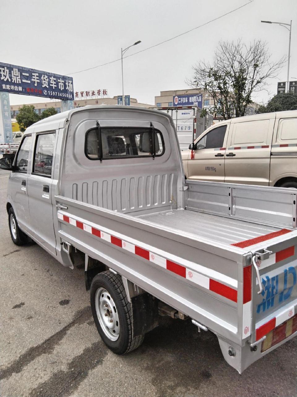双排小货车到店.