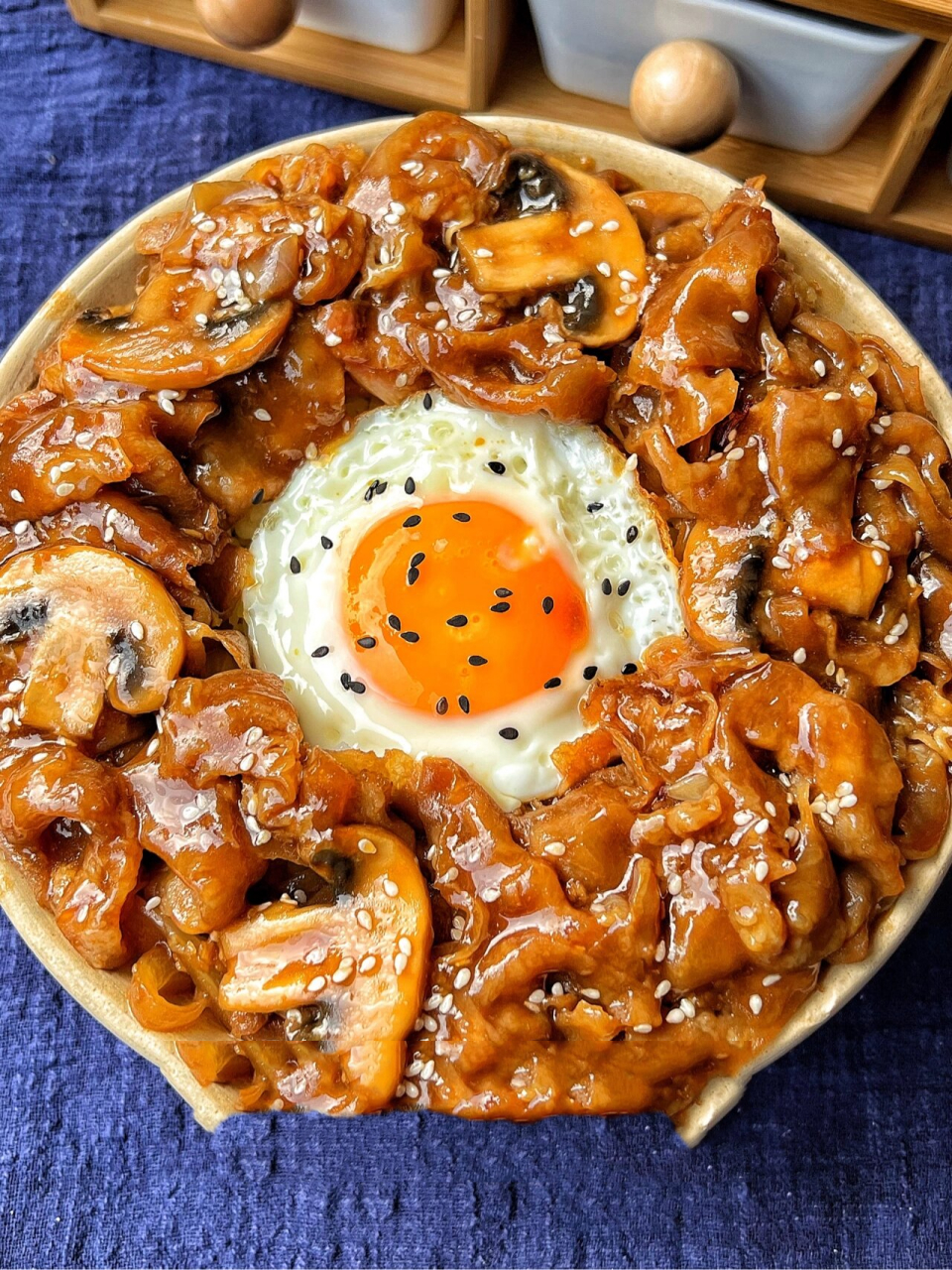 酱汁浓郁7515照烧肥牛饭 详细教程 食材:300g肥牛卷,1个洋葱,5颗