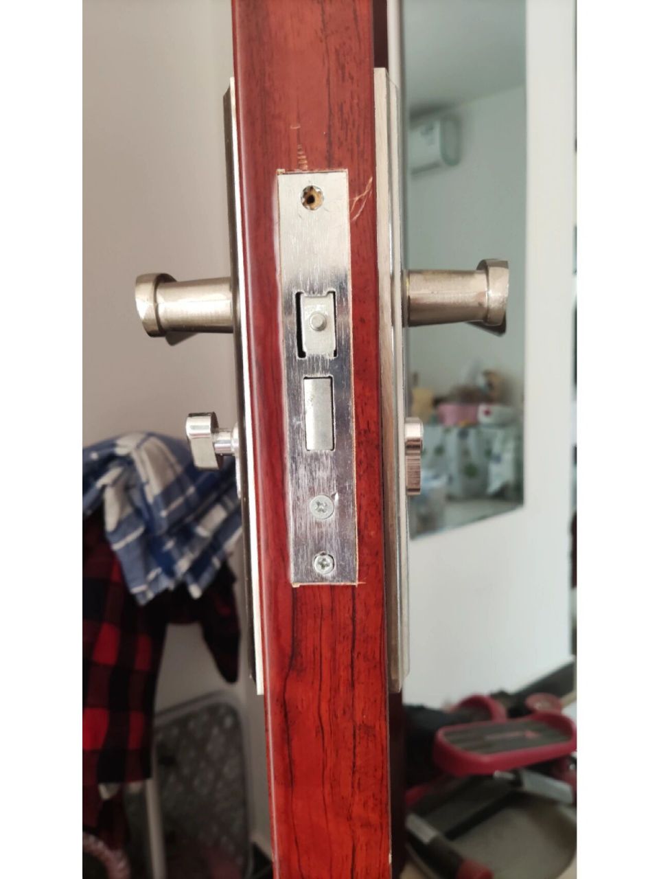 独居技能 1,自己换锁 卧室的门锁坏了.